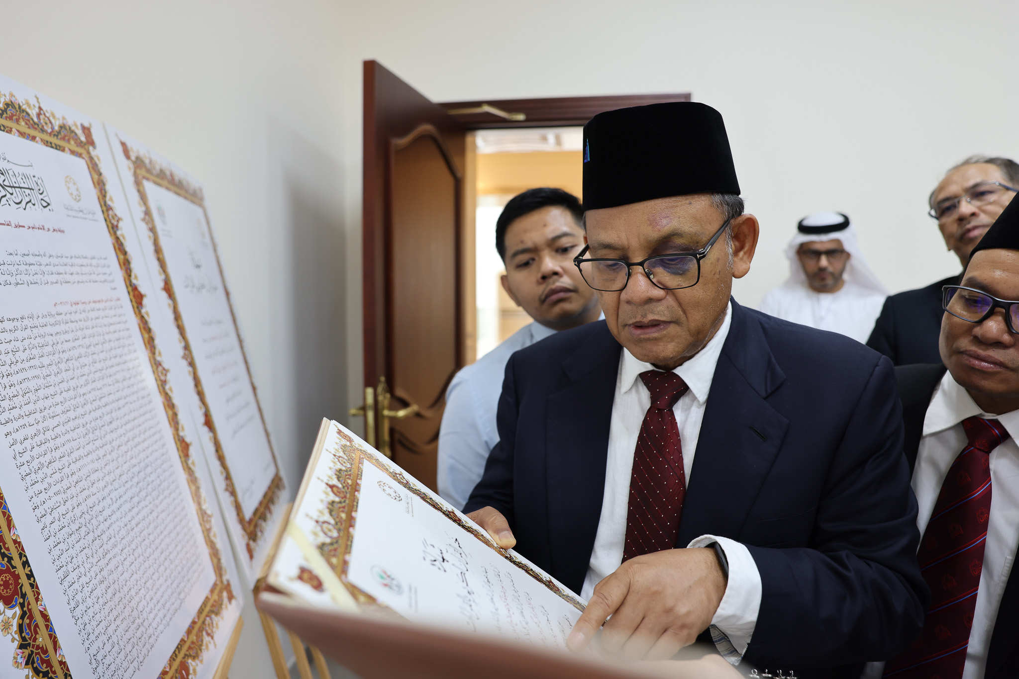 قنصل إندونيسيا ورئيس الجامعة الإسلامية يشيدان بمجمع القرآن