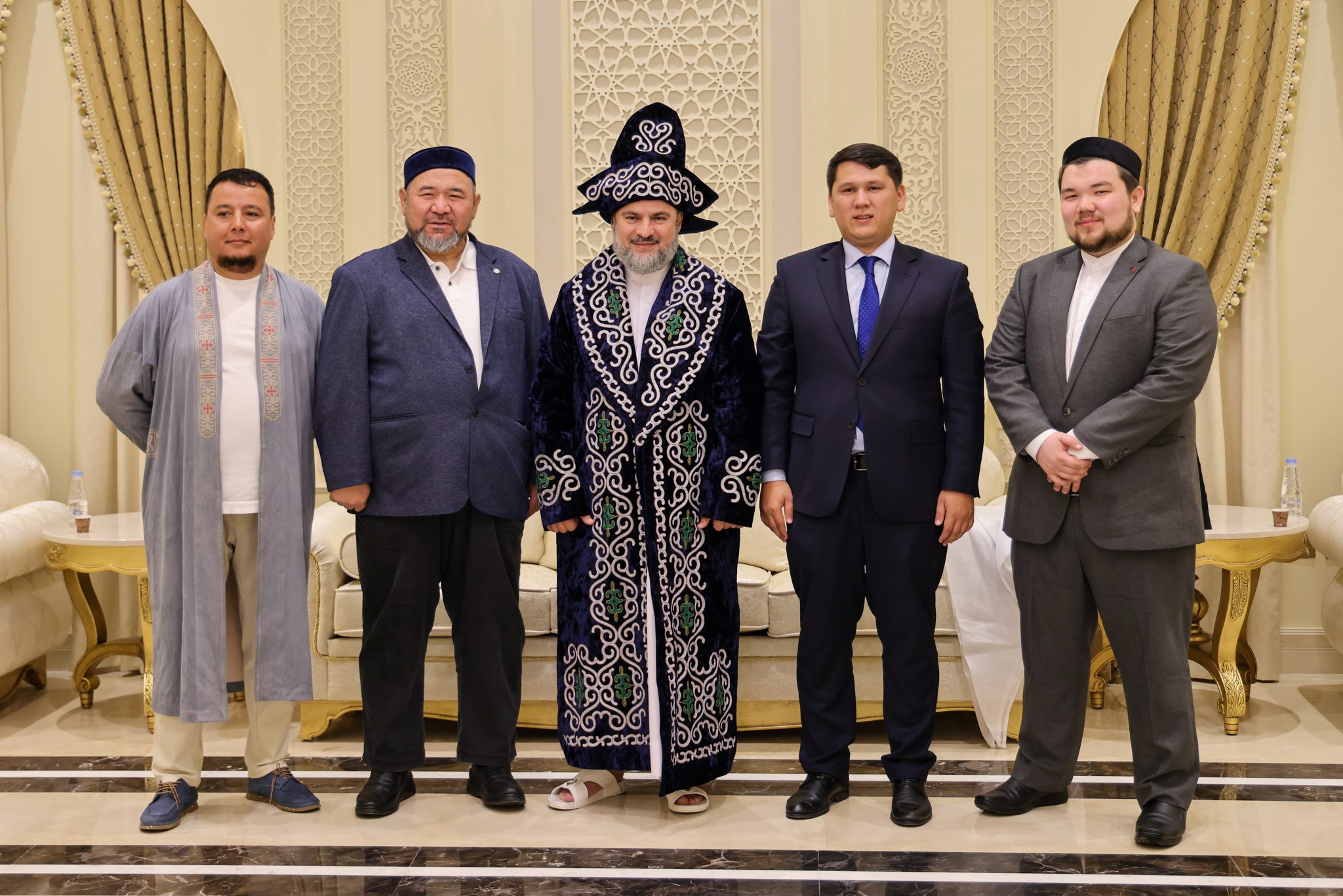 وفد كازاخستان يُشيد بمجمع القرآن الكريم ومشروعاته العلمية