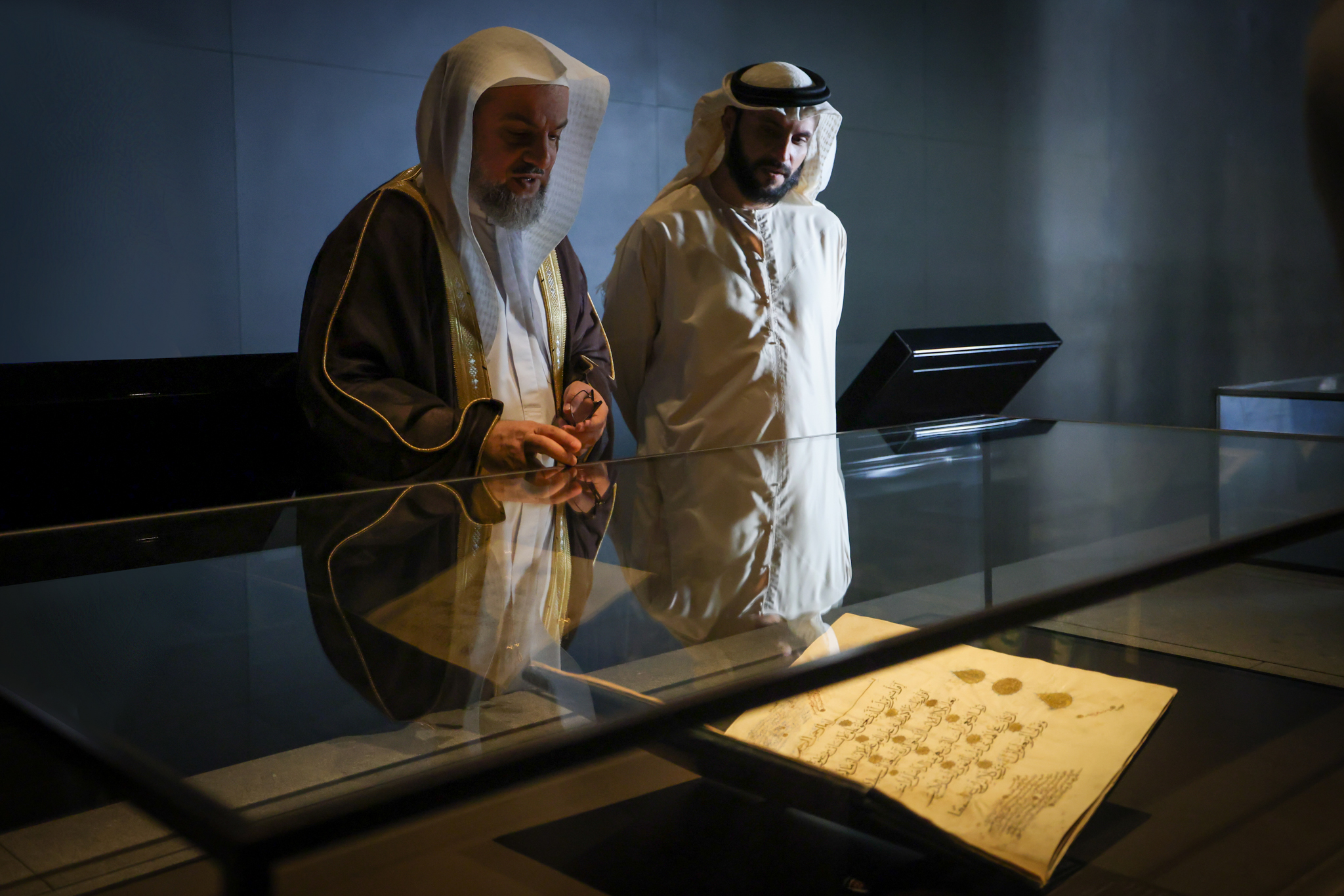 تبادل الجانبان الخبرات في مجال العناية بالمخطوطات الأثرية