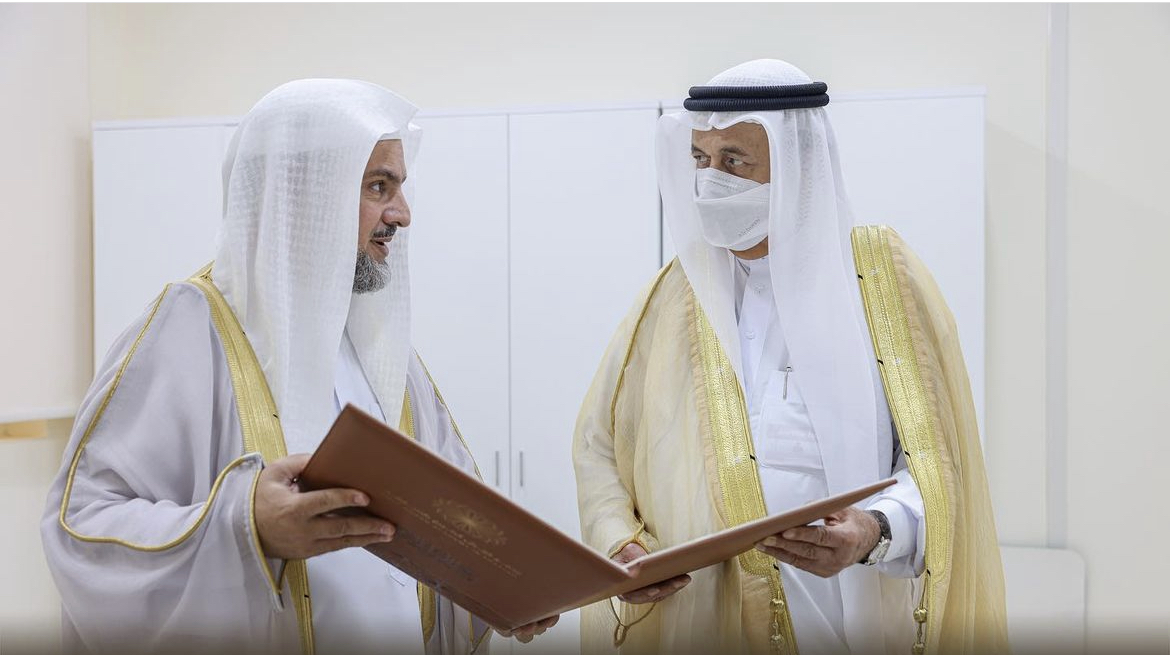 رئيس المجلس الأعلى للشؤون الإسلامية بالبحرين يزور مجمع القرآن الكريم بالشارقة