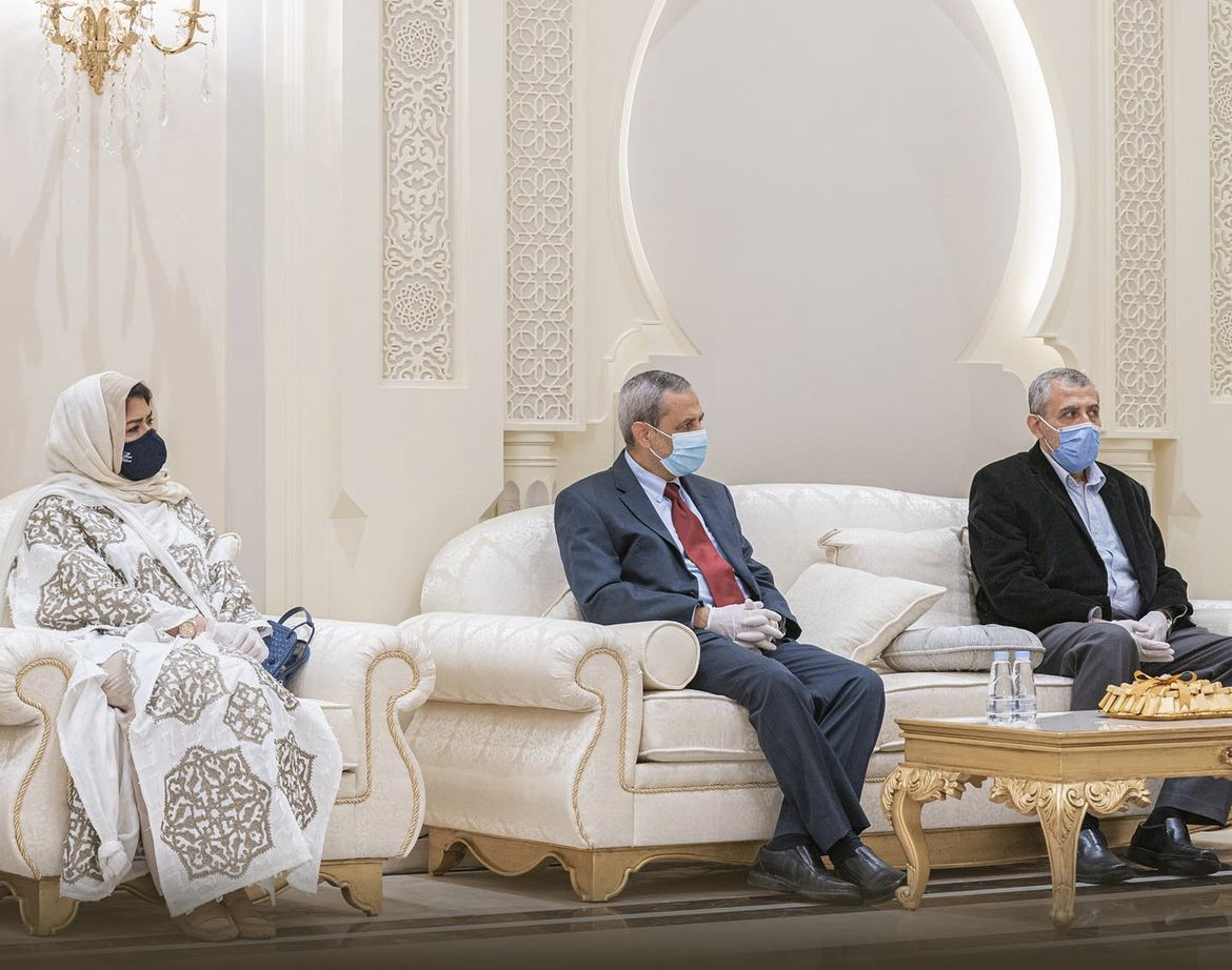حاكم الشارقة يلتقي عددًا من ذوي مشاهير قراء العالم الإسلامي.
