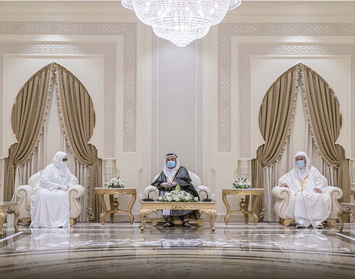 حاكم الشارقة يلتقي عددًا من ذوي مشاهير قراء العالم الإسلامي.