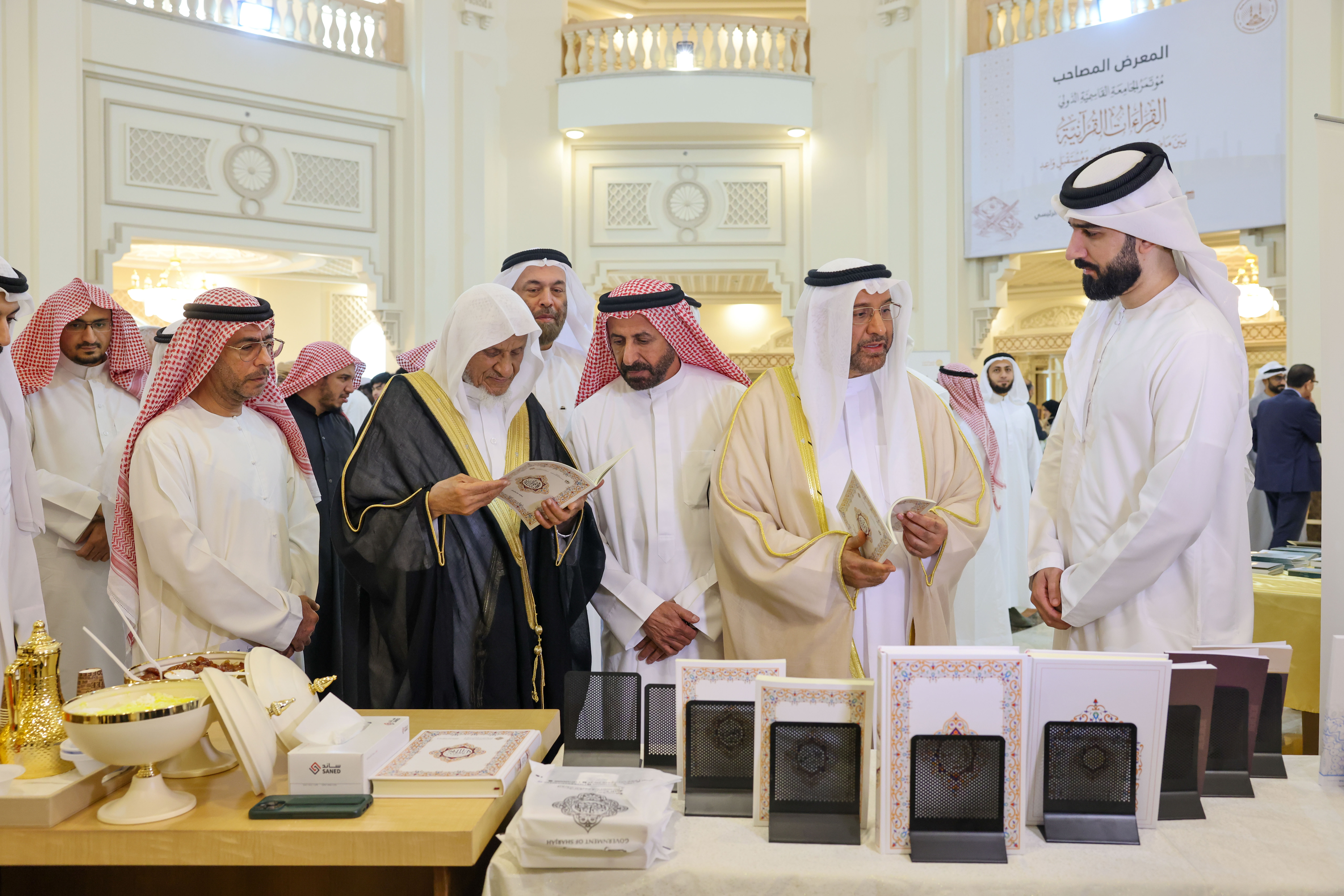 المجمع يشارك في المعرض المصاحب لمؤتمر الجامعة القاسمية للقراءات