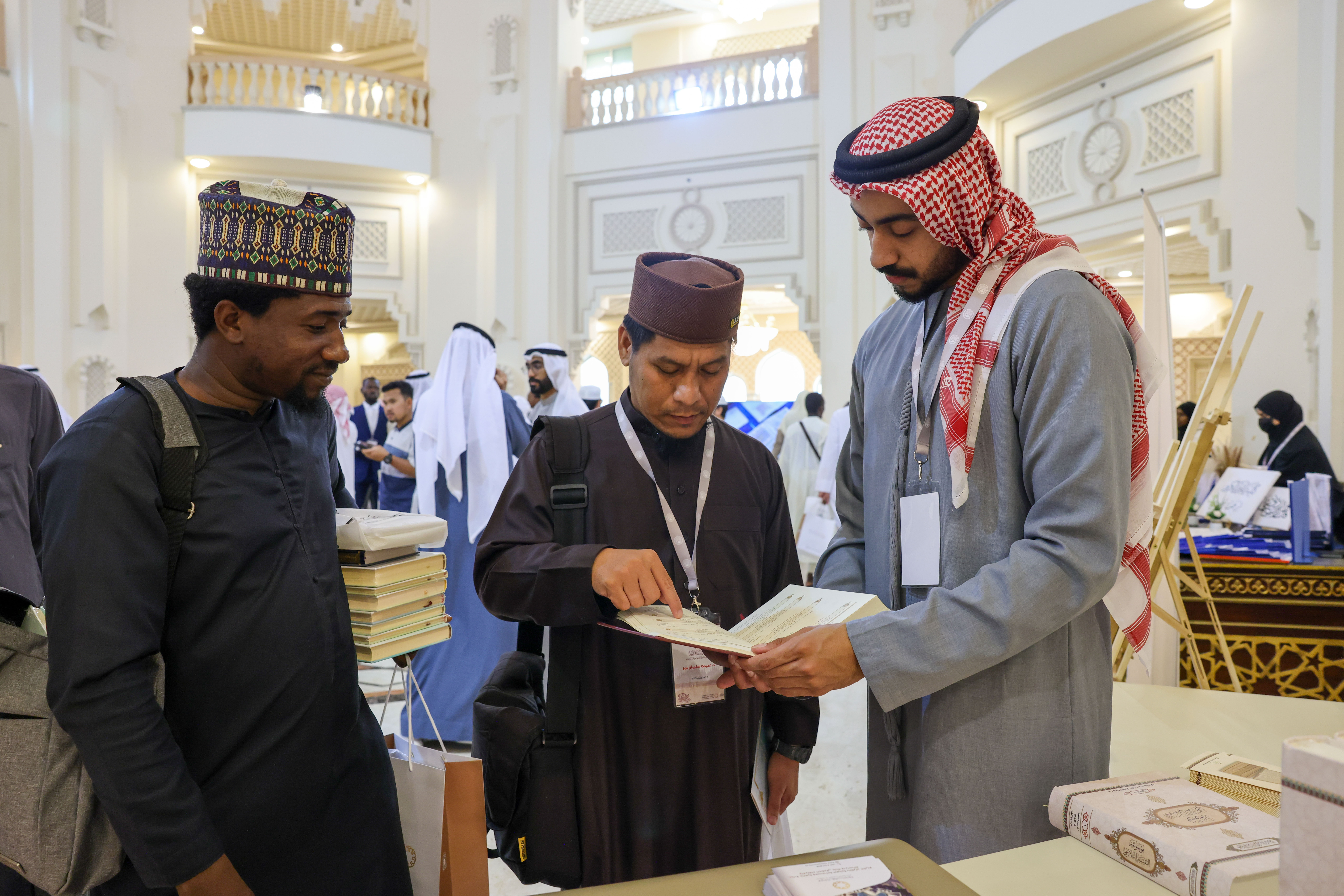 المجمع يشارك في المعرض المصاحب لمؤتمر الجامعة القاسمية للقراءات