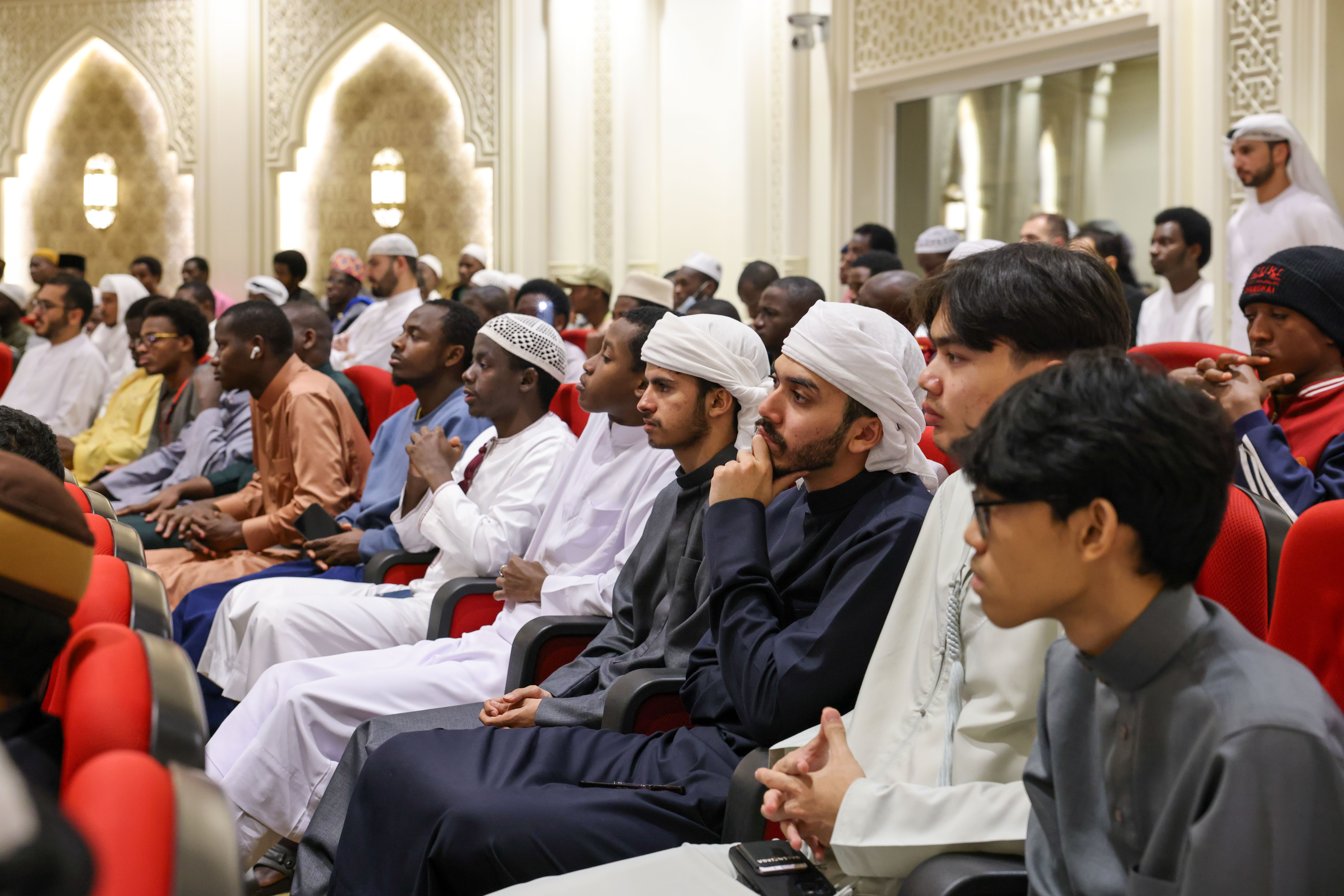 المجمع يستضيف الجلسة الحوارية "حياتنا مع القرآن"