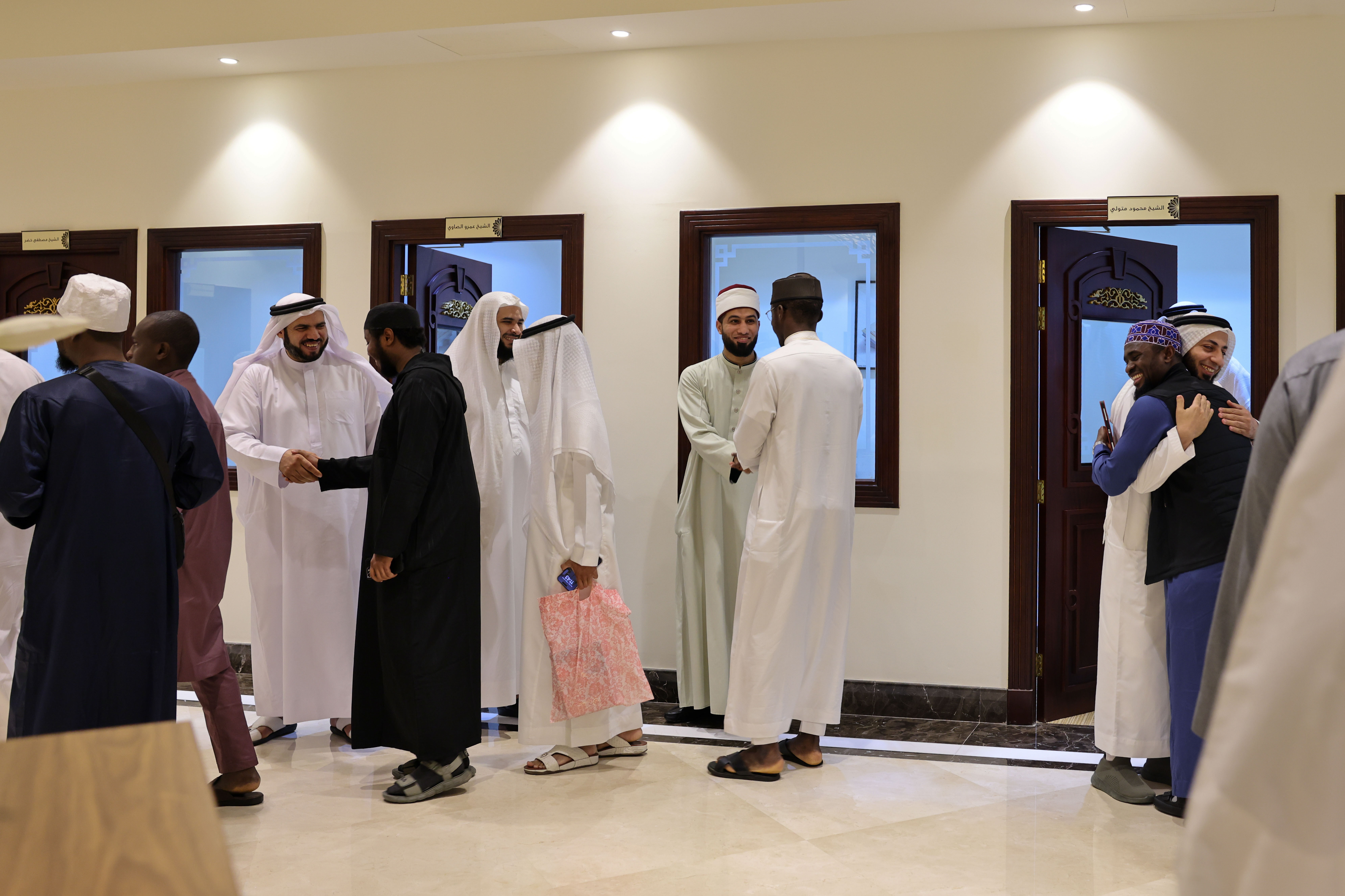 استعداداً لحفل تخريج الدفعة الخامسة "مجمع القرآن" يستقبل الطلبة المُجازين بالقراءات
