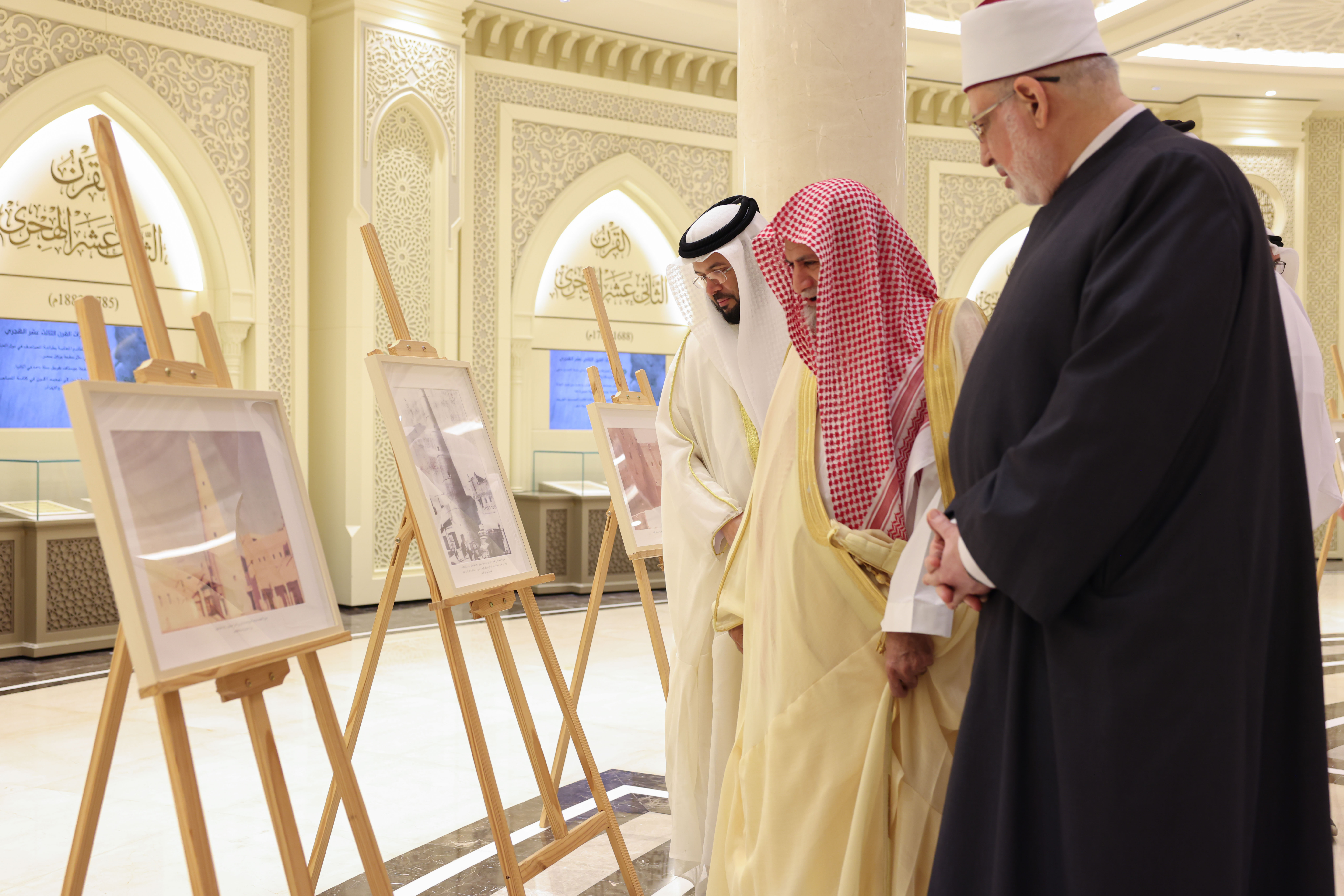 إمام وخطيب الحرم المكي صالح بن حميد يزور مجمع القرآن الكريم
