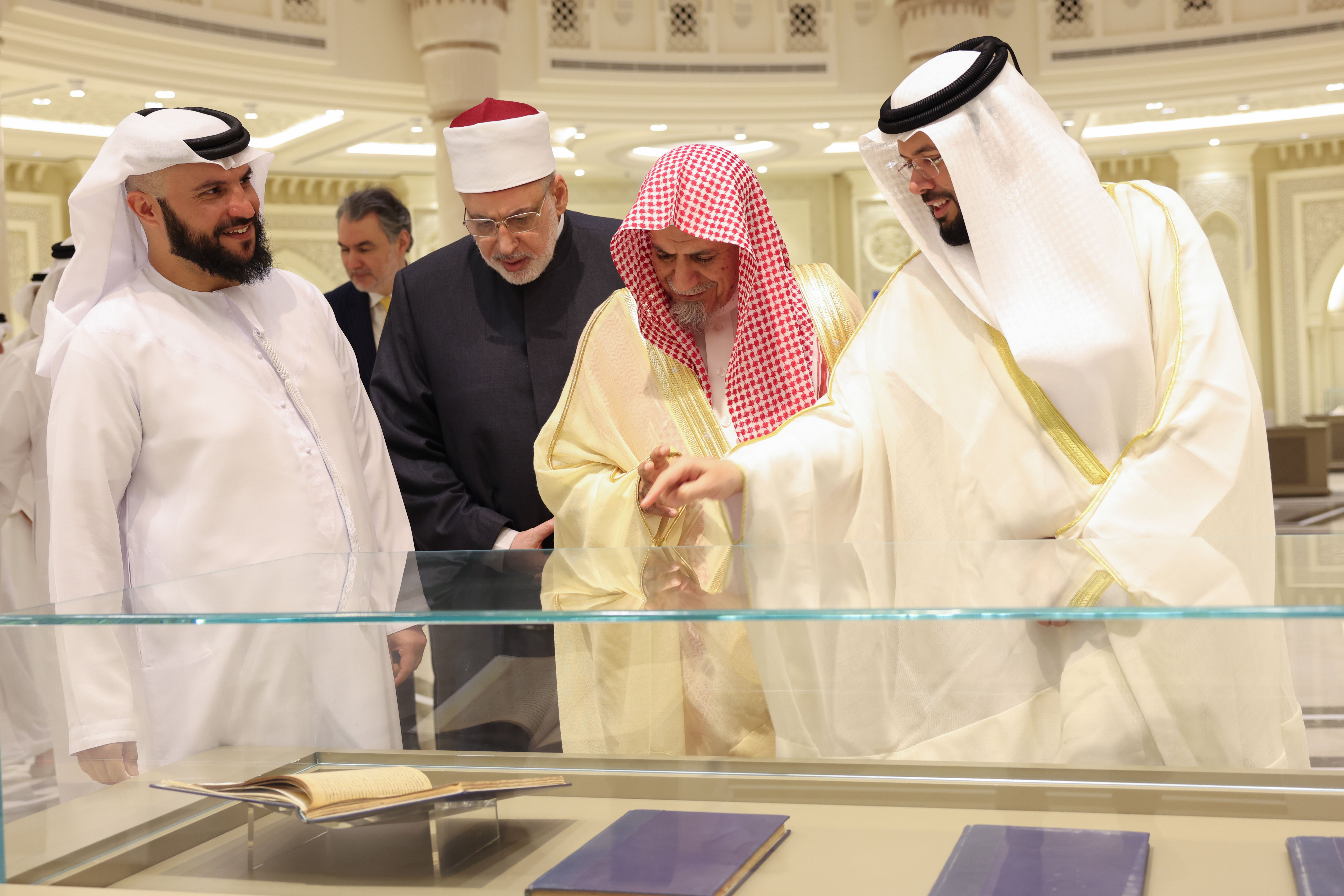 إمام وخطيب الحرم المكي صالح بن حميد يزور مجمع القرآن الكريم