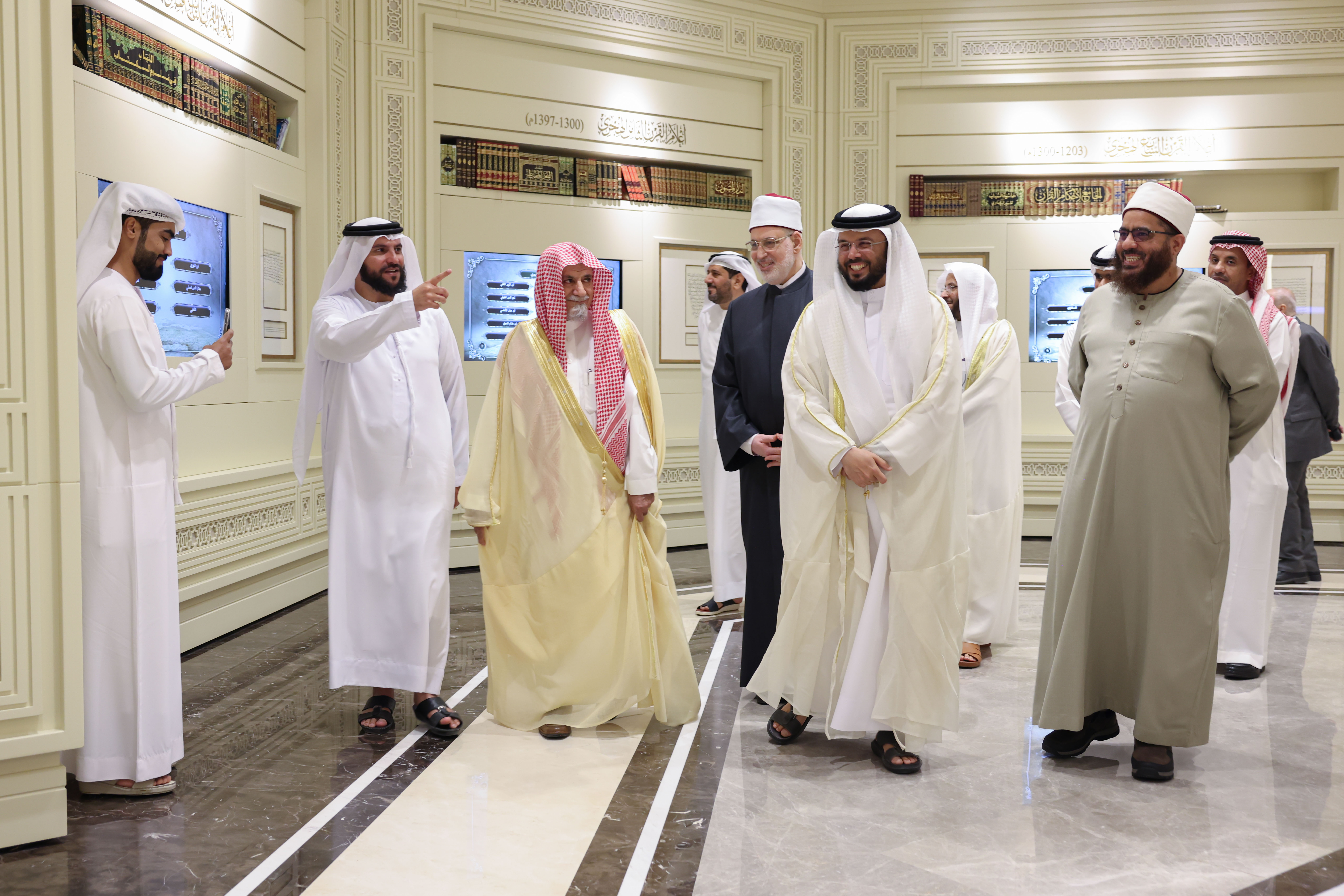 إمام وخطيب الحرم المكي صالح بن حميد يزور مجمع القرآن الكريم