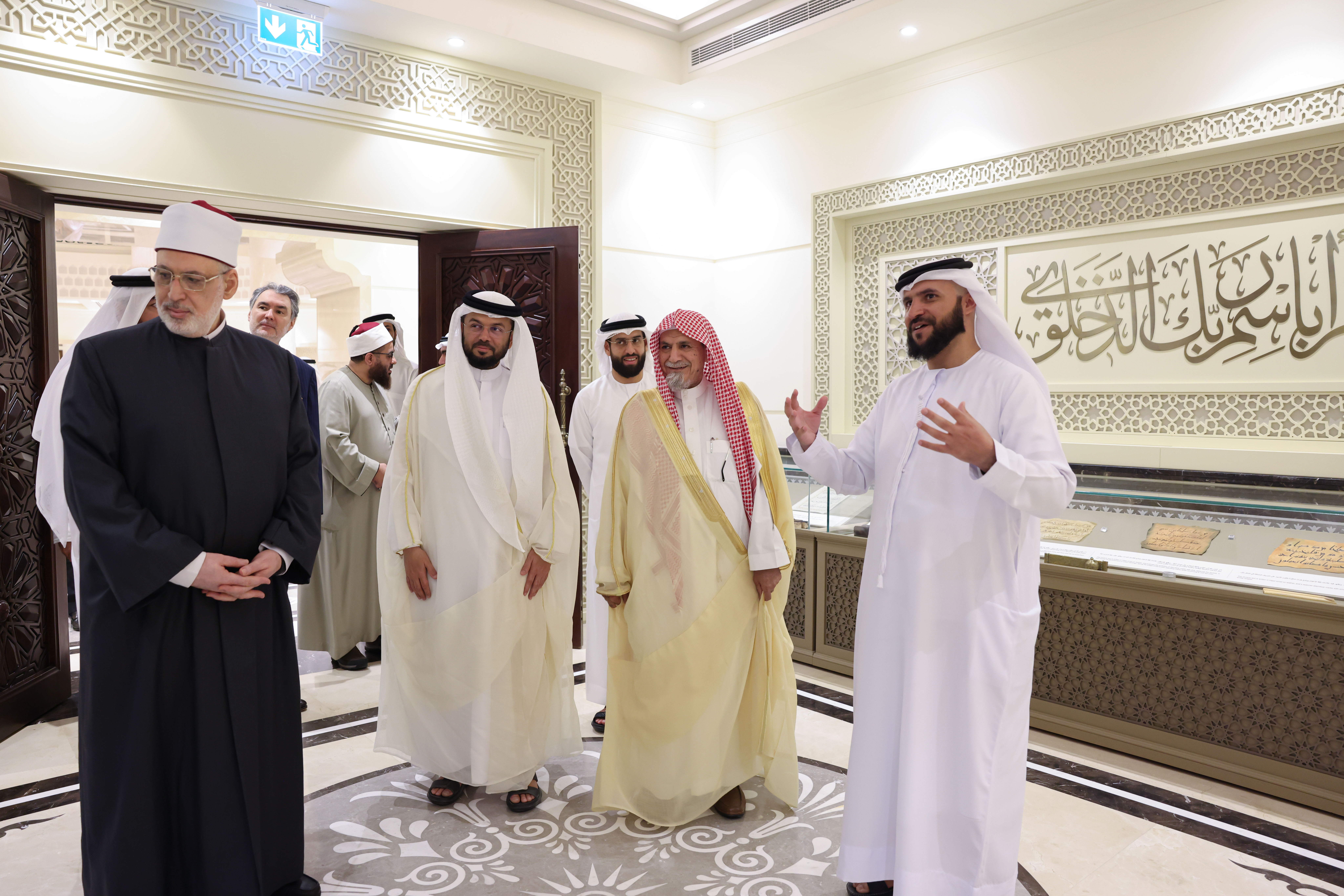 إمام وخطيب الحرم المكي صالح بن حميد يزور مجمع القرآن الكريم