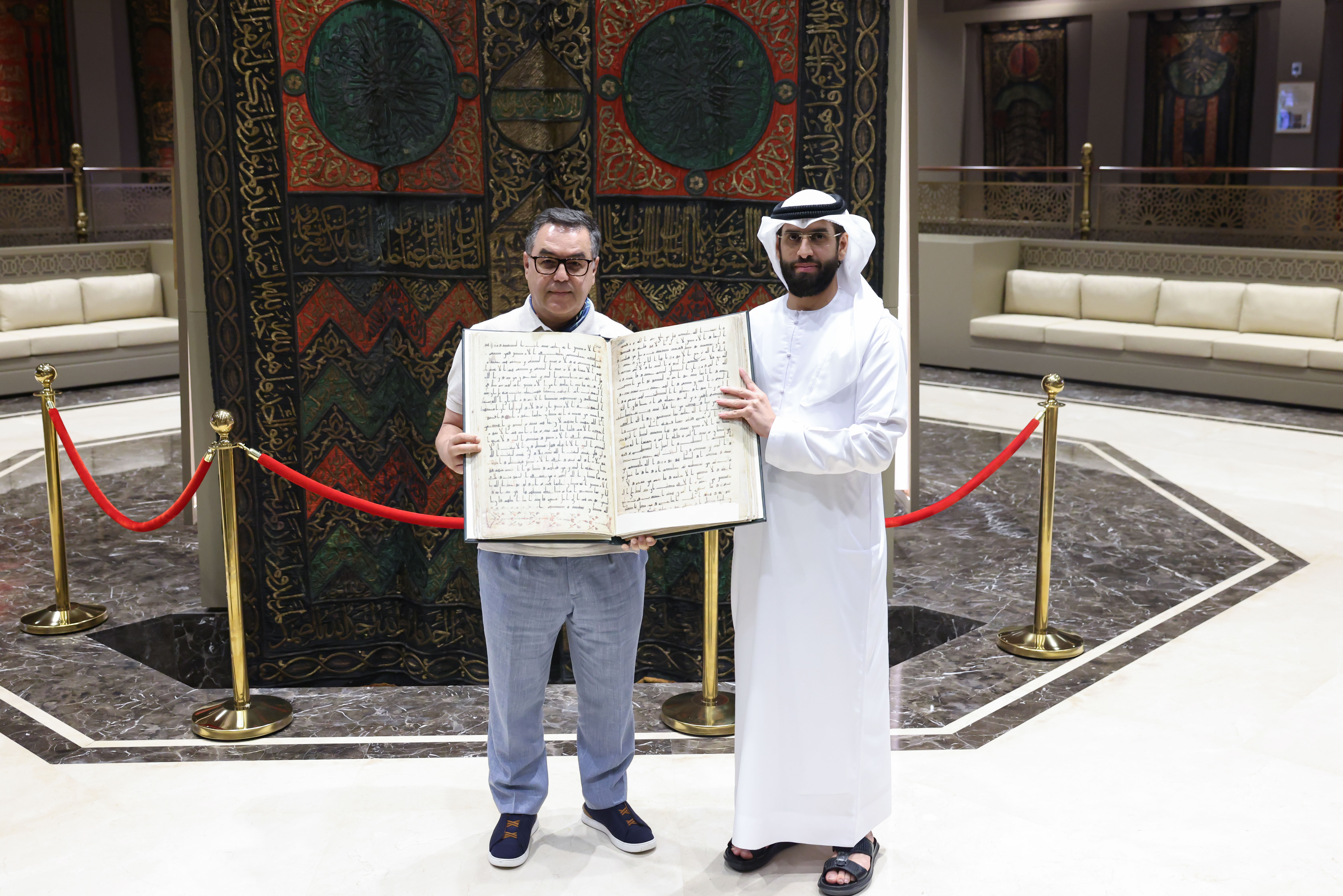 الحضارة الإسلامية في أوزبكستان يهدي مجمع القرآن نسخة من مخطوط "كاتا لانغار"