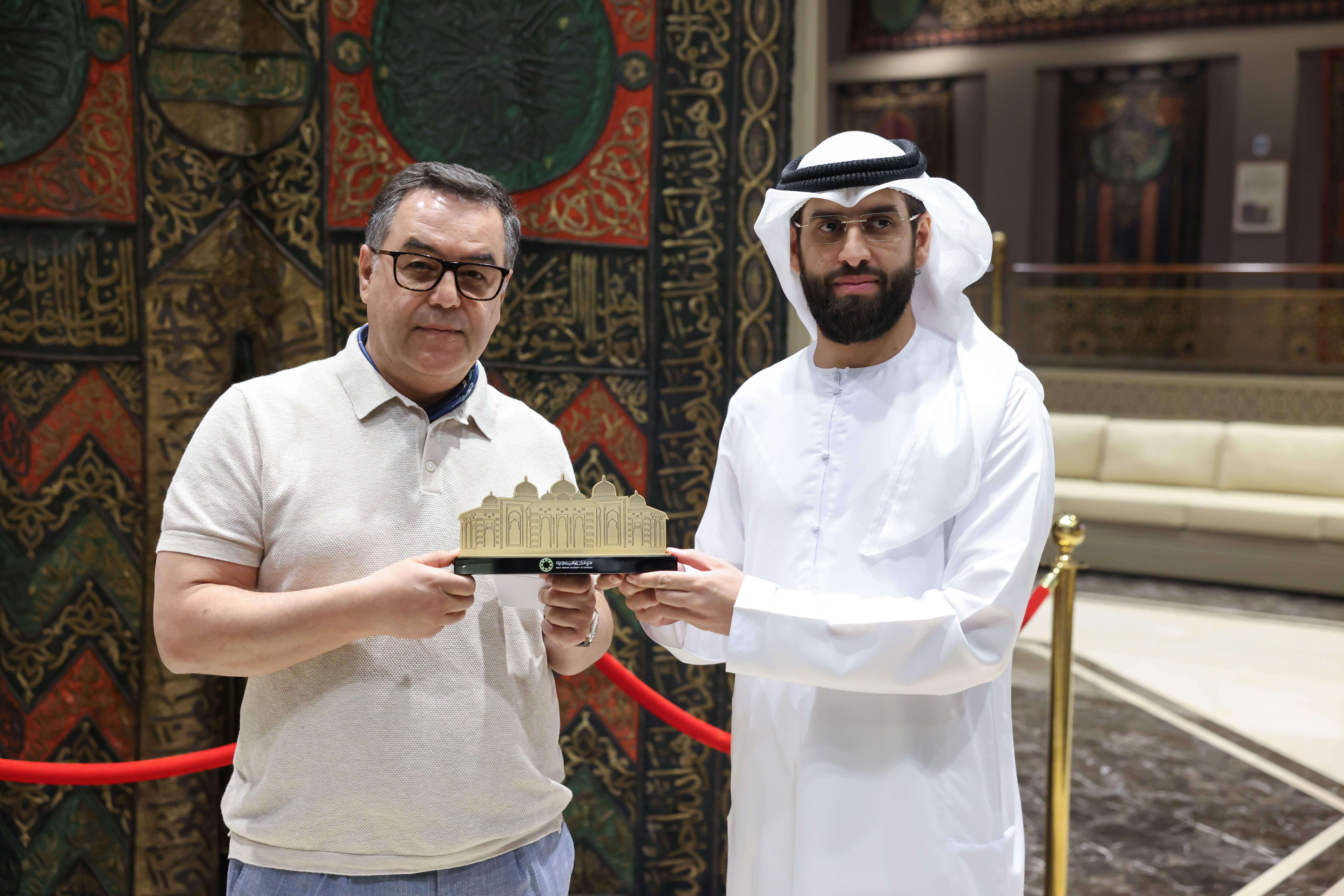 الحضارة الإسلامية في أوزبكستان يهدي مجمع القرآن نسخة من مخطوط "كاتا لانغار"
