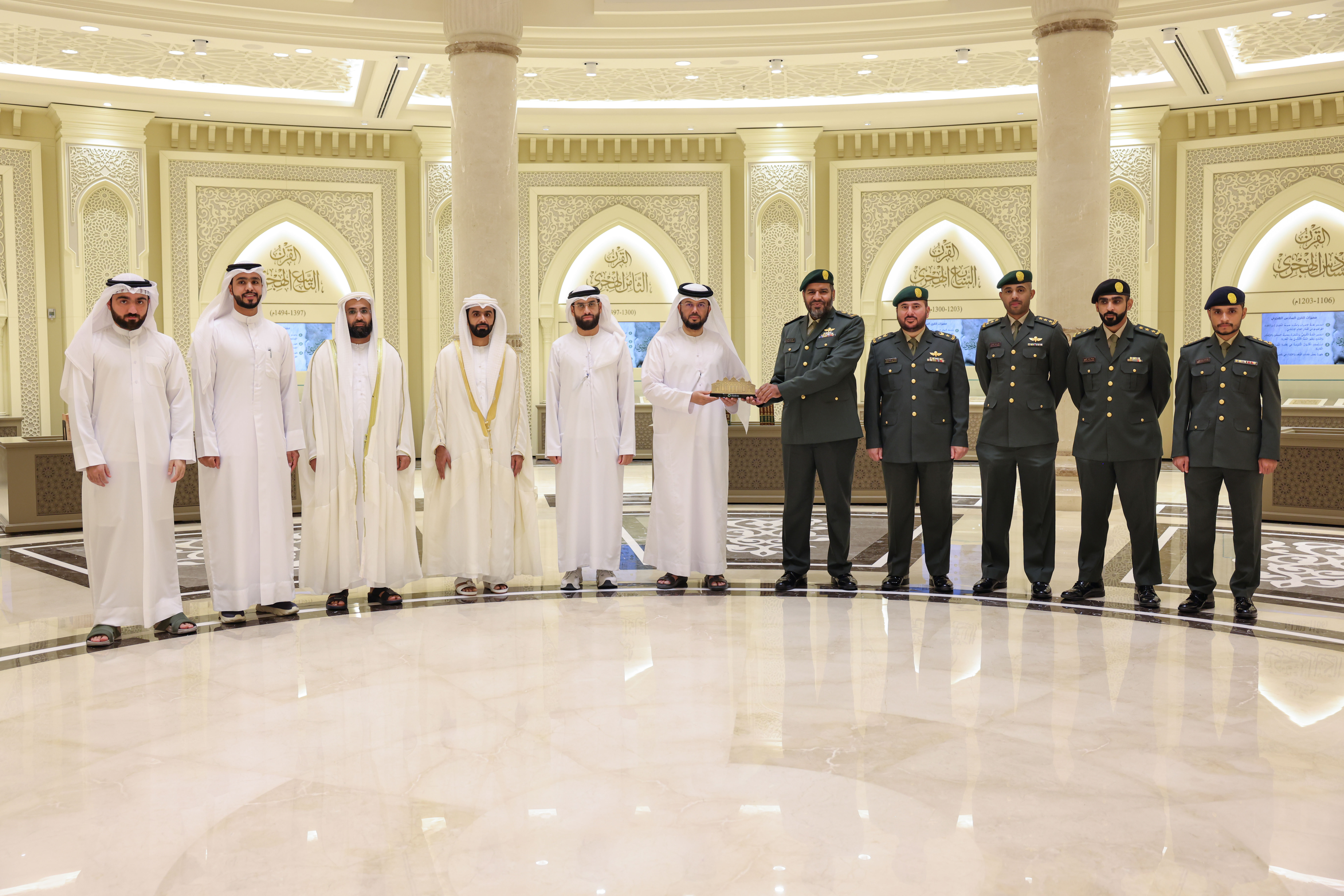 مجمع القرآن الكريم في الشارقة يستقبل وفداً من وزارة الدفاع