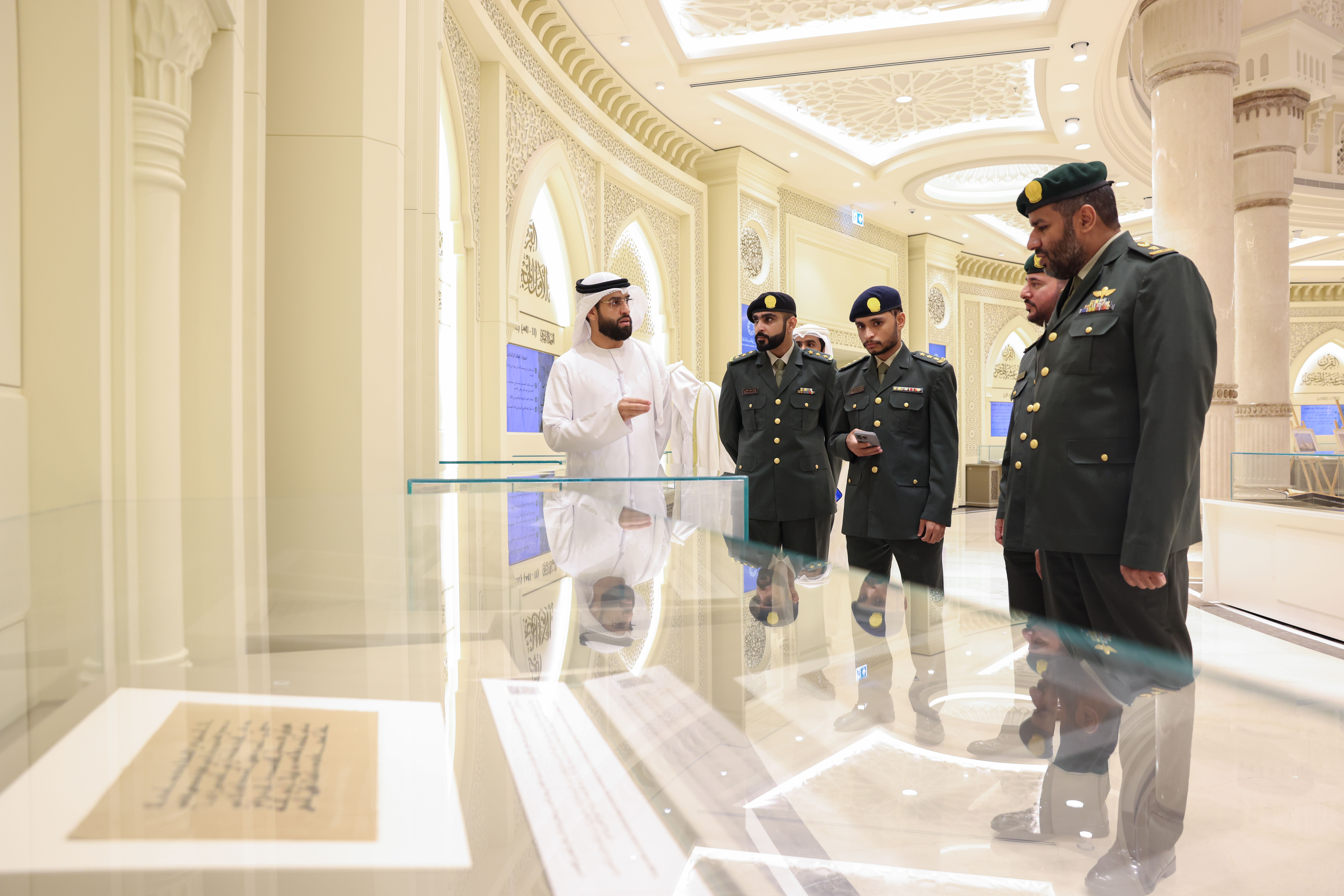 مجمع القرآن الكريم في الشارقة يستقبل وفداً من وزارة الدفاع