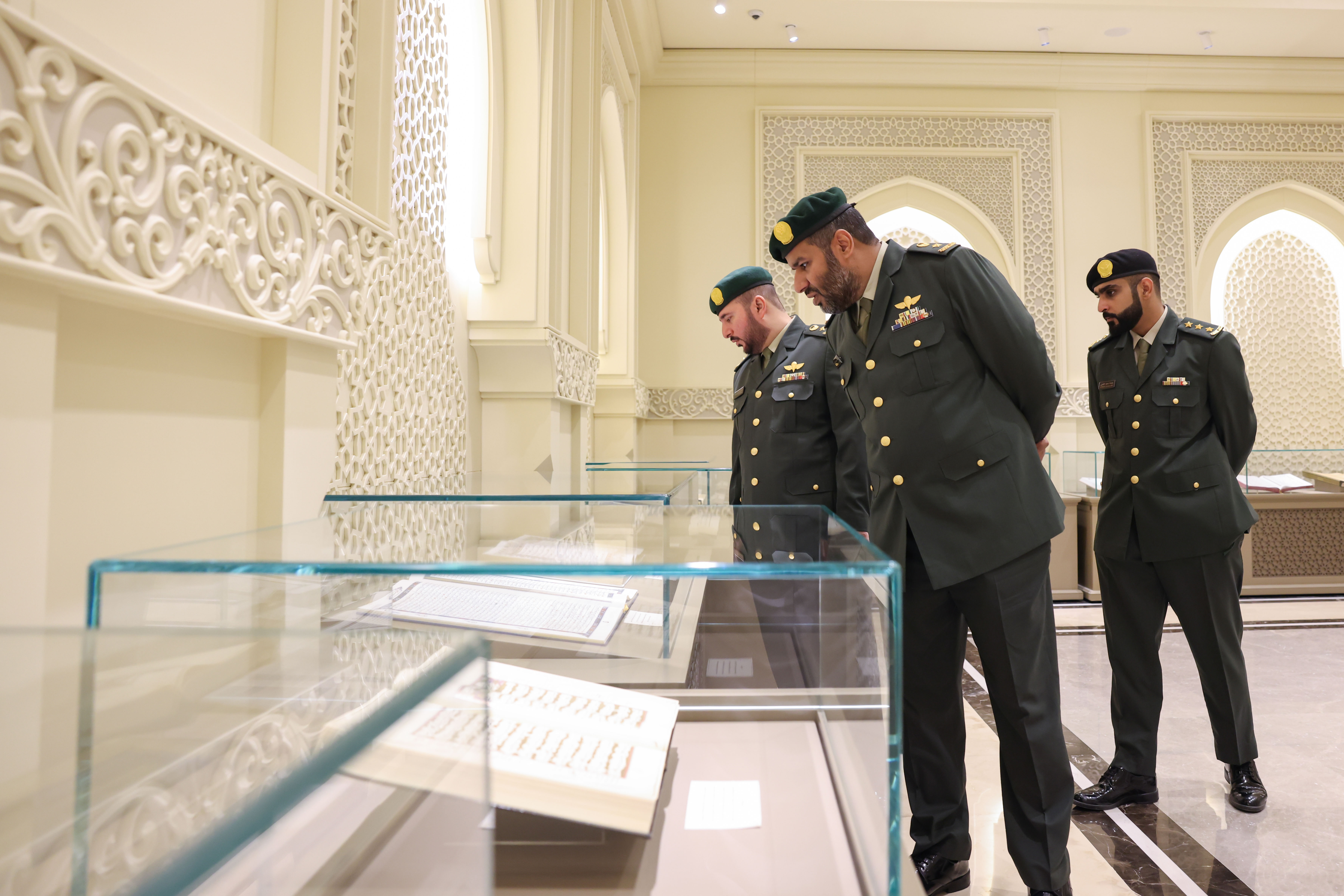 مجمع القرآن الكريم في الشارقة يستقبل وفداً من وزارة الدفاع
