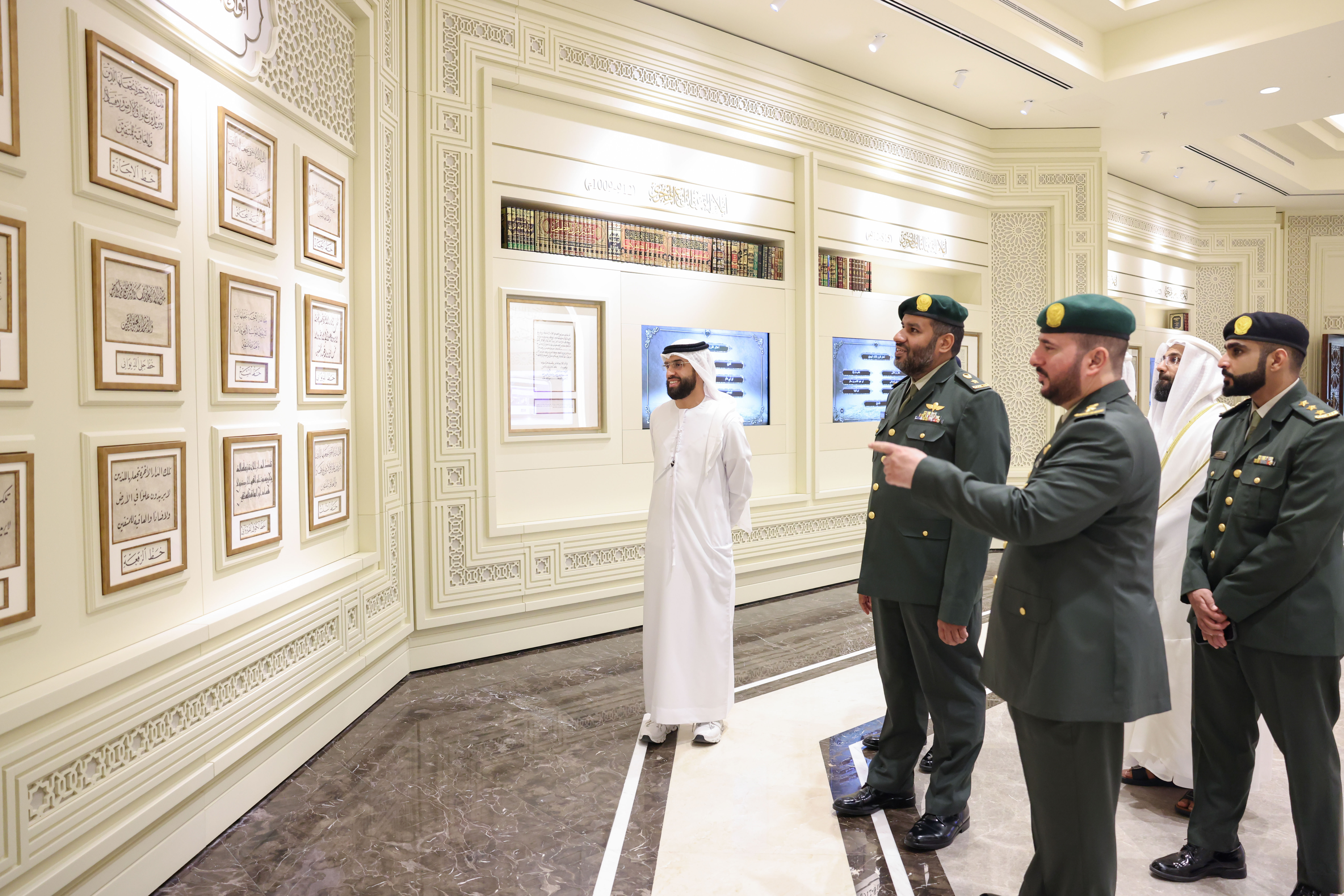 مجمع القرآن الكريم في الشارقة يستقبل وفداً من وزارة الدفاع