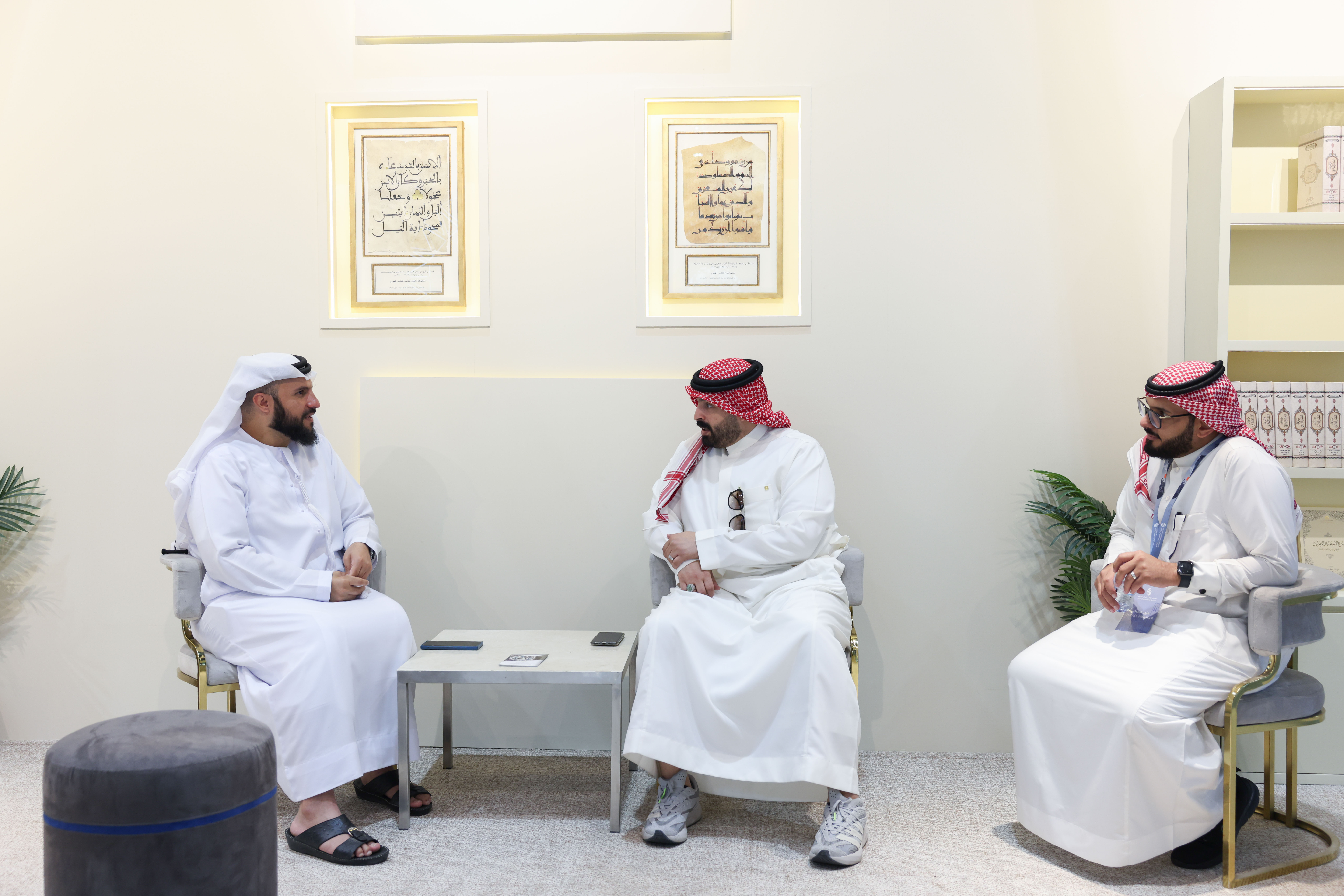 وفد من مجمع الملك فهد لطباعة المصحف الشريف يزور جناح مجمع القرآن الكريم بالشارقة في معرض أبوظبي الدولي للكتاب لتبادل الخبرات القرآنية