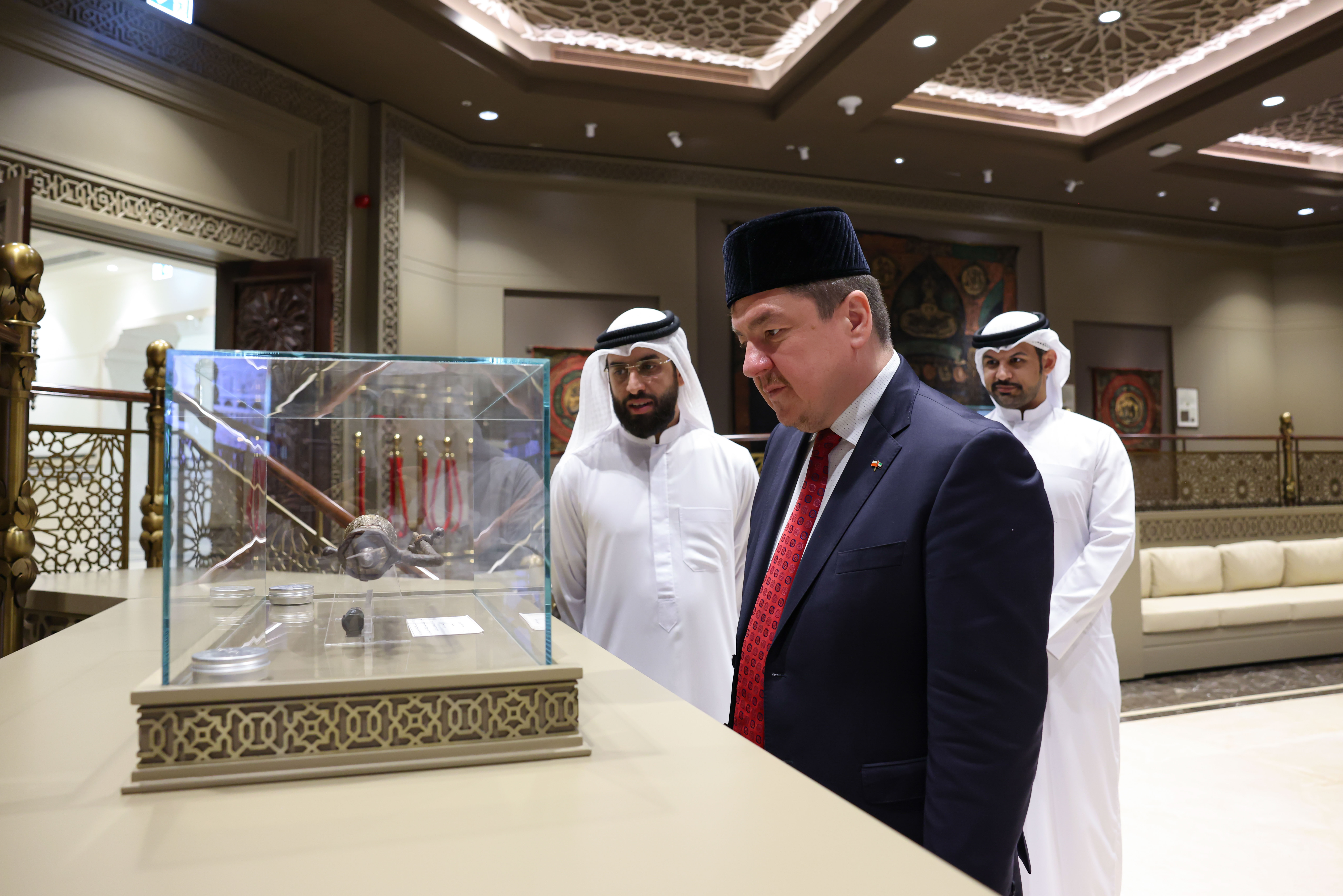 مفتي بولندا يطلع على دور مجمع القرآن الكريم واستراتيجيته