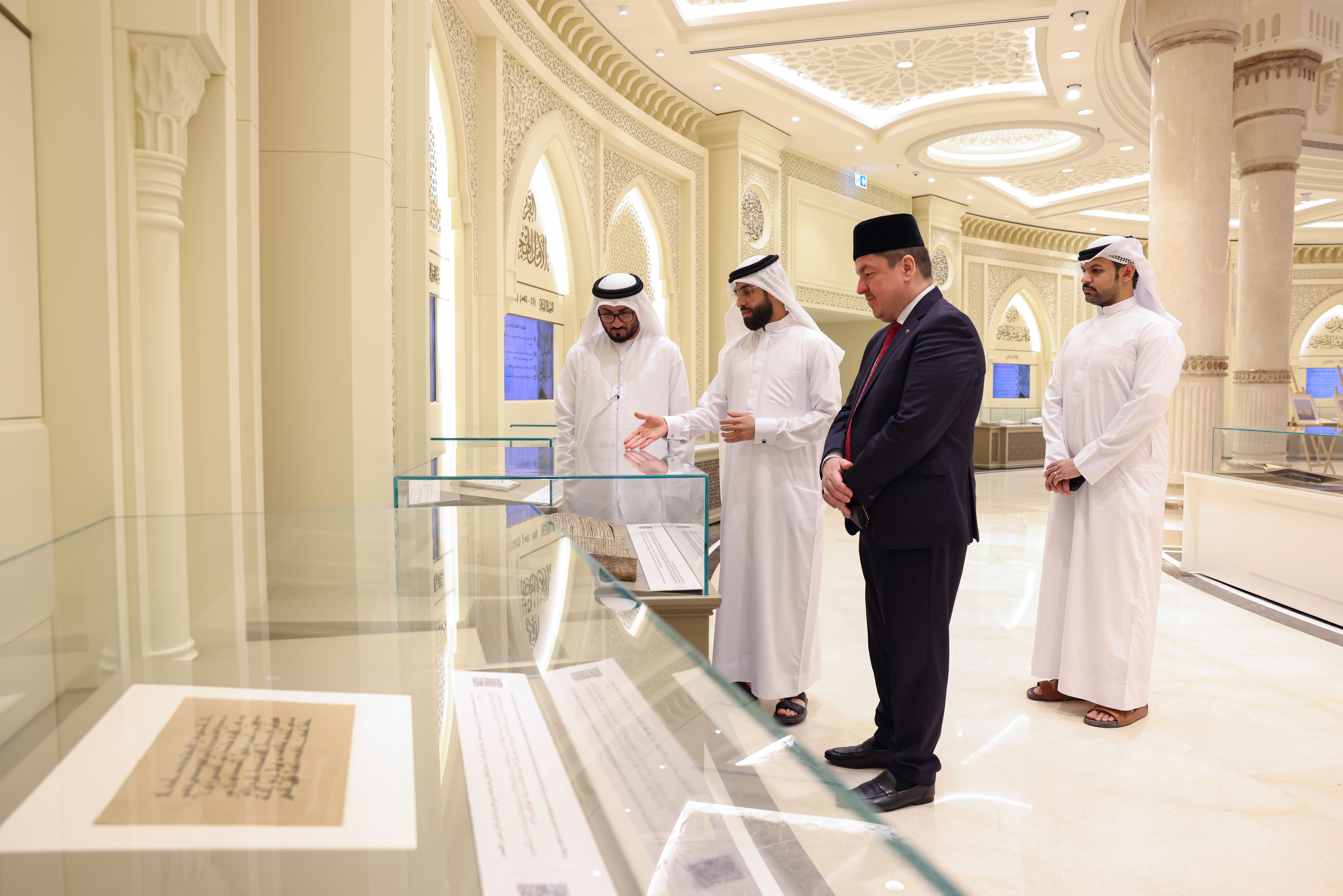مفتي بولندا يطلع على دور مجمع القرآن الكريم واستراتيجيته