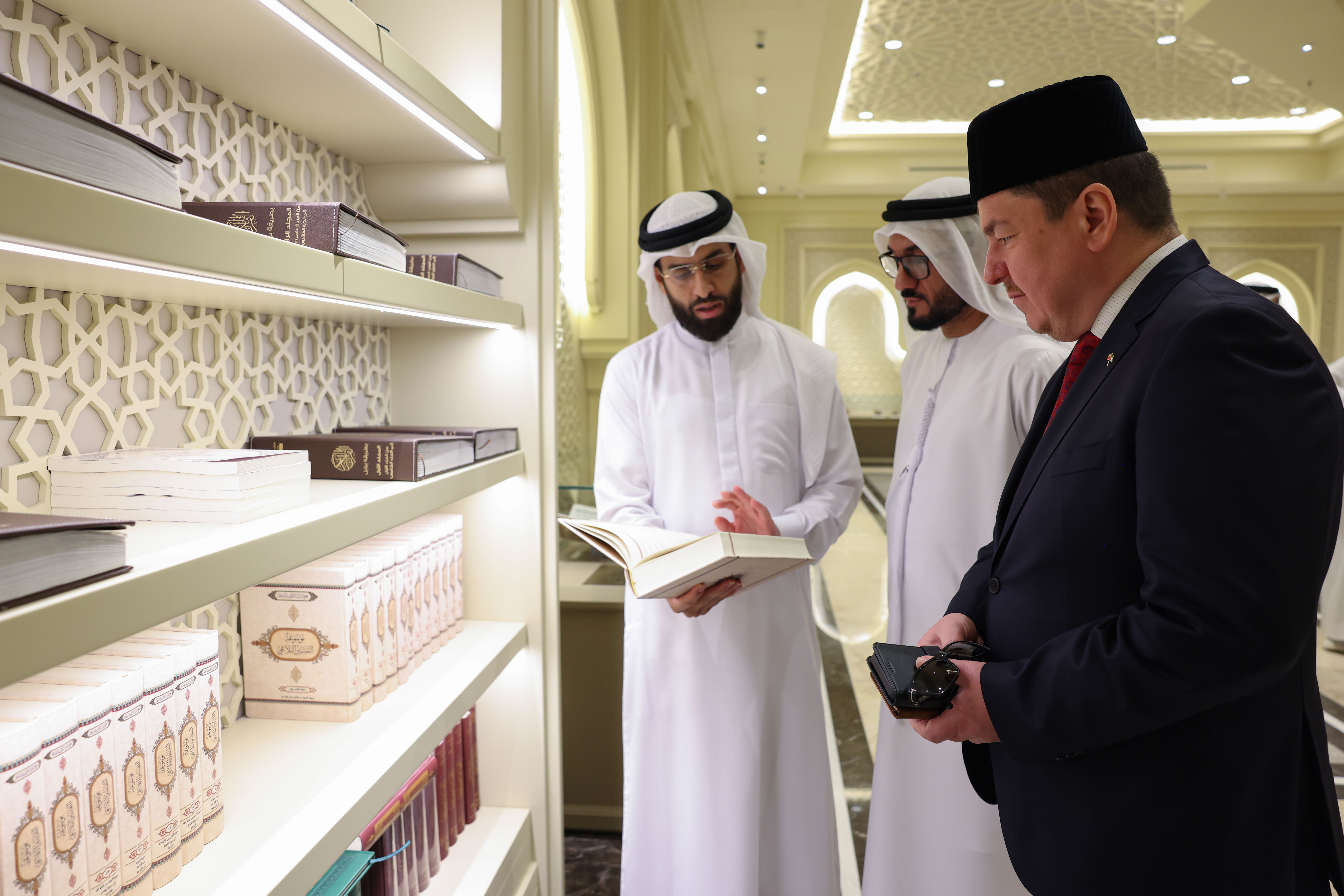 مفتي بولندا يطلع على دور مجمع القرآن الكريم واستراتيجيته