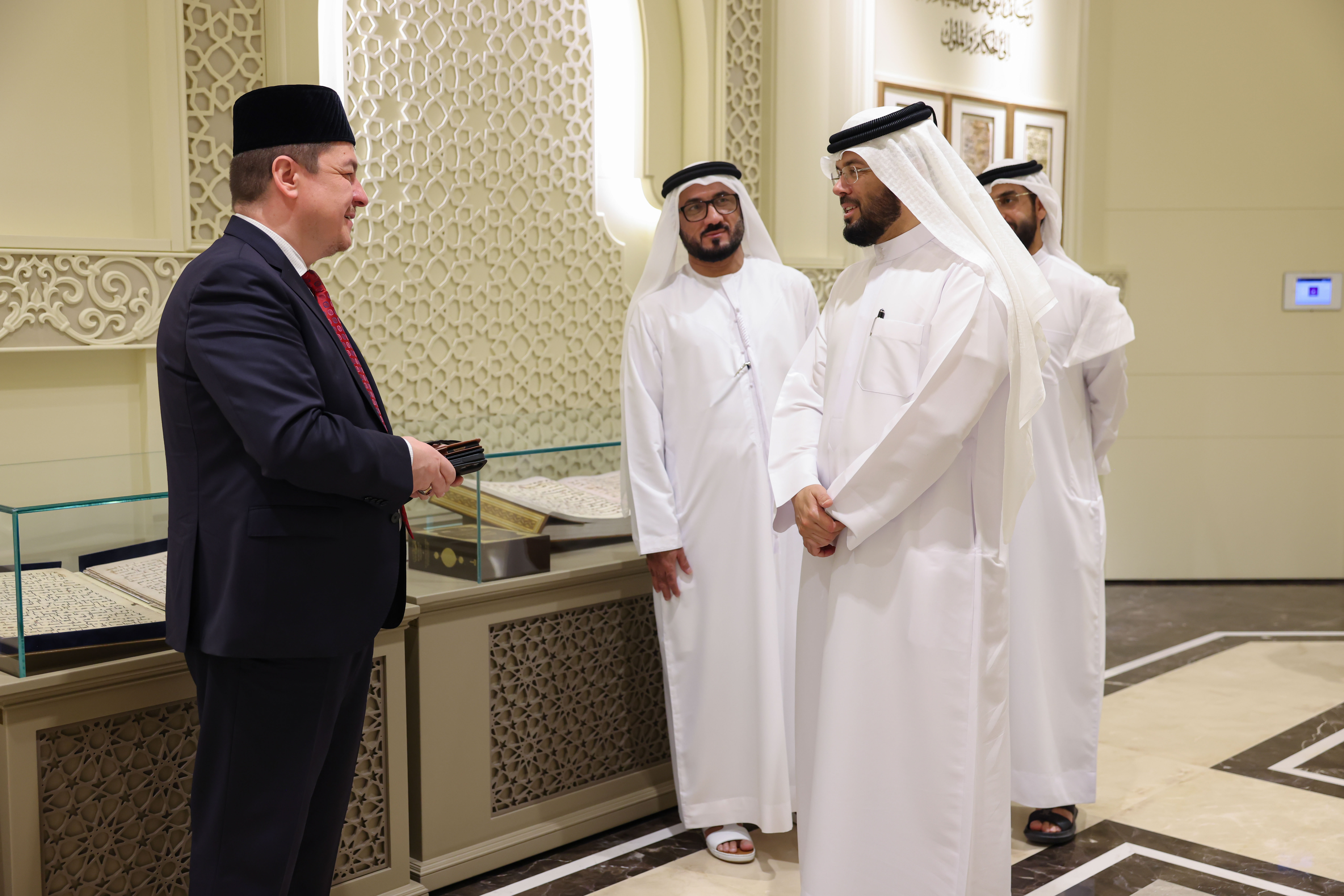 مفتي بولندا يطلع على دور مجمع القرآن الكريم واستراتيجيته