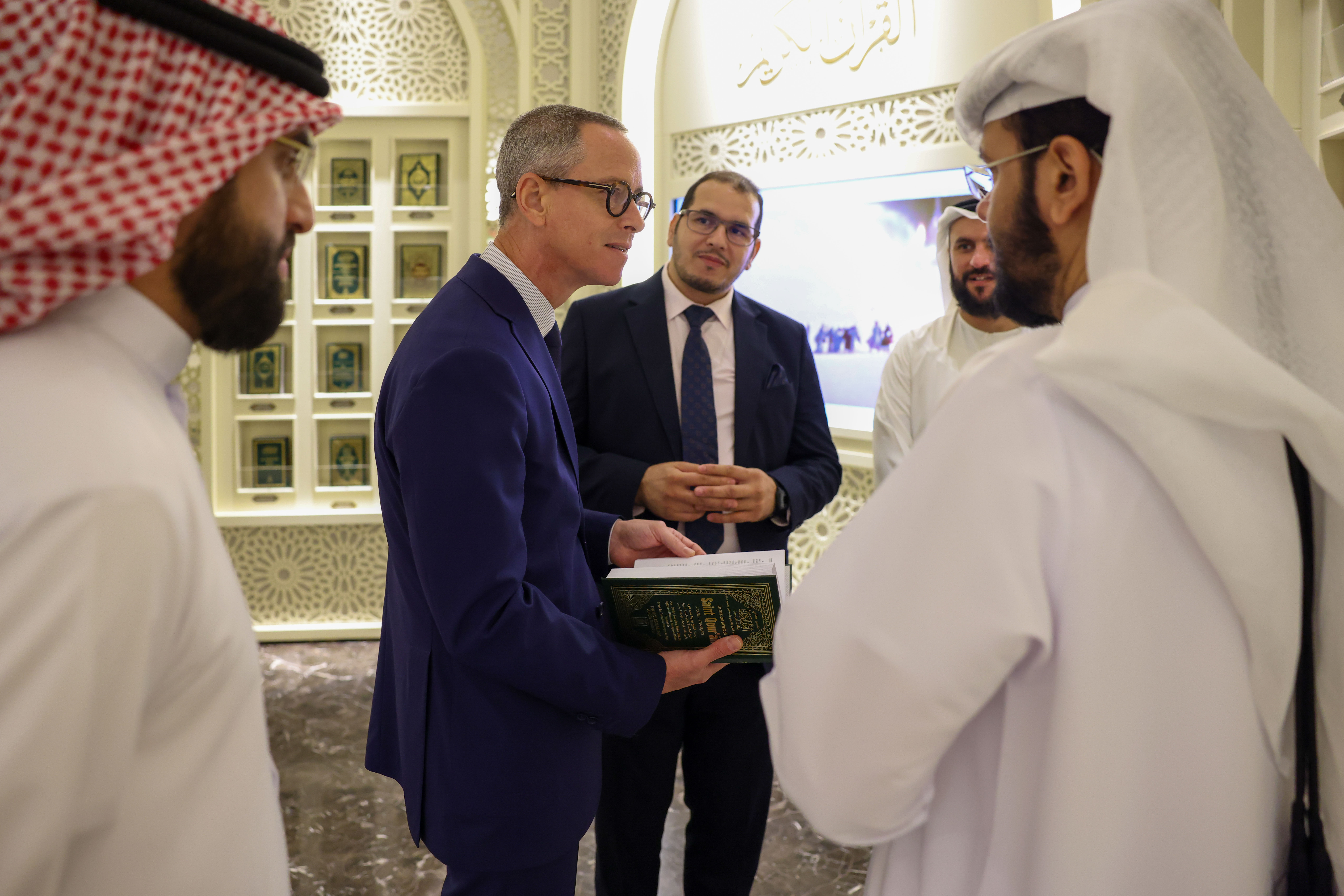 أشاد بجهود حاكم الشارقة القنصل الفرنسي في دبي: مجمع القرآن ينقل الإرث الإسلامي إلى العالم
