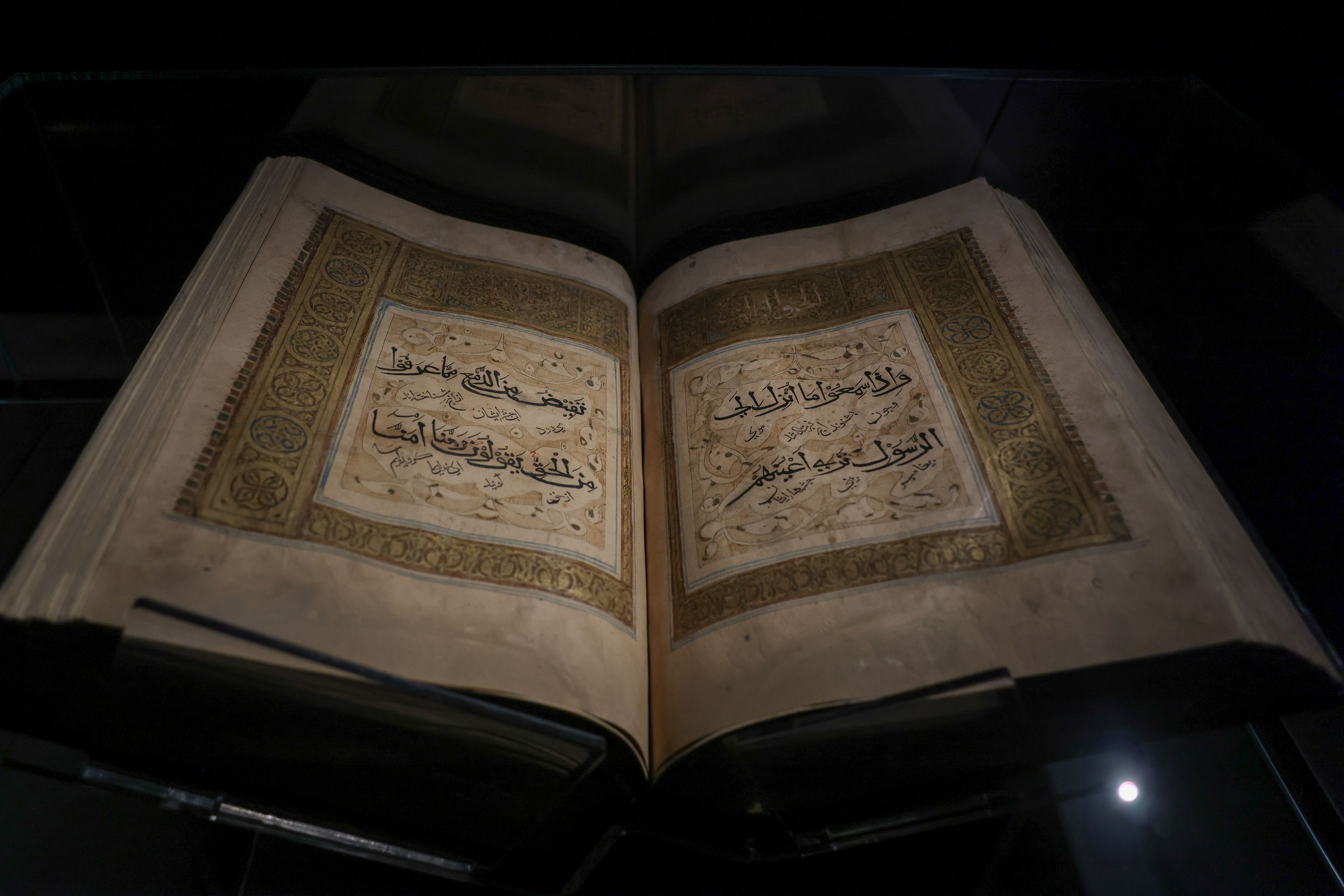 بحث مجمع القرآن الكريم في الشارقة تعزيز التعاون مع هيئة الشارقة للمتاحف