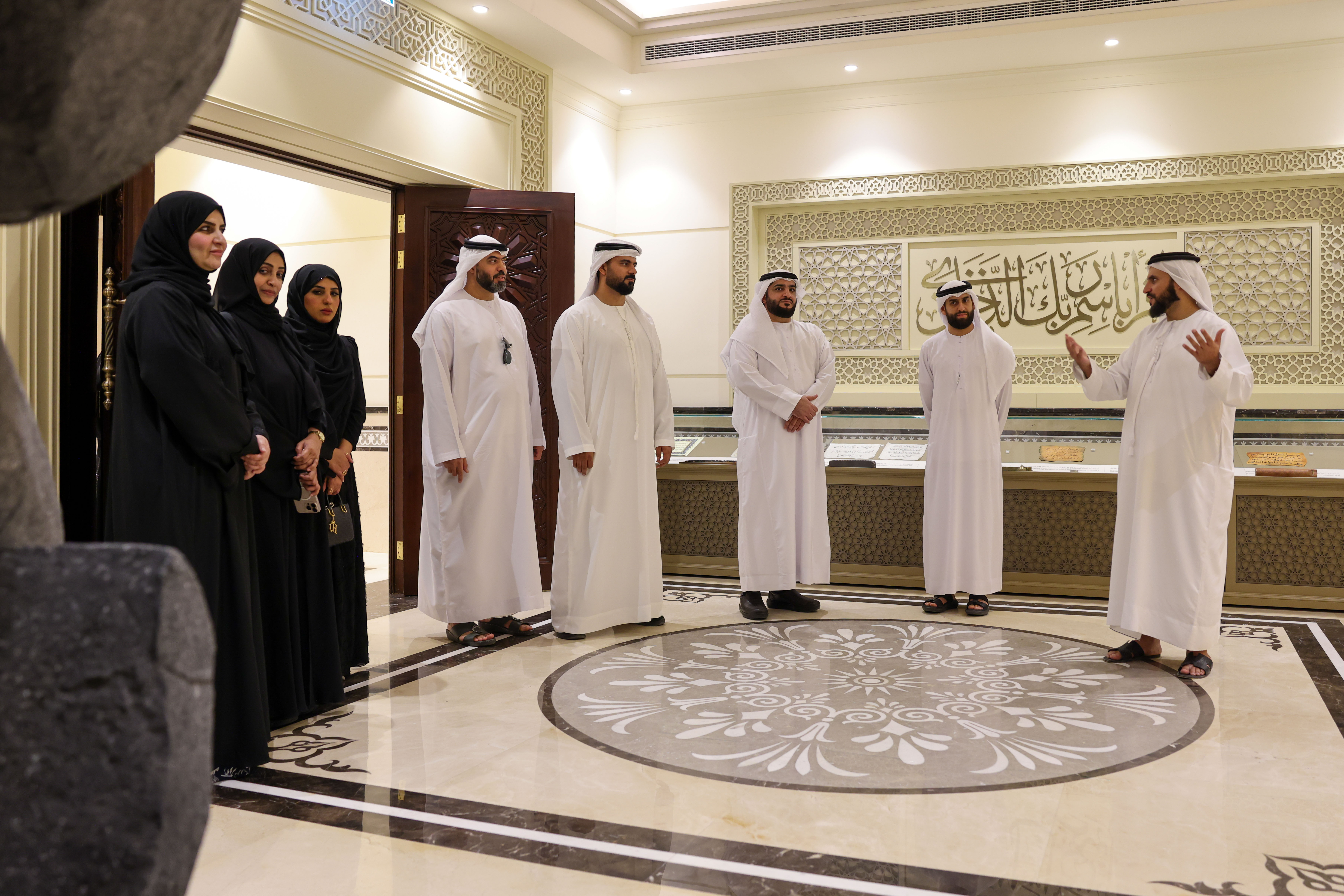 اطلع وفد من جائزة الإمارات الدولية للقرآن الكريم، برئاسة سعادة مبارك أحمد الحوسني، مدير مكتب الجائزة، وعدد من المسؤولين على تجربة المجمع في خدمة كتاب الله.