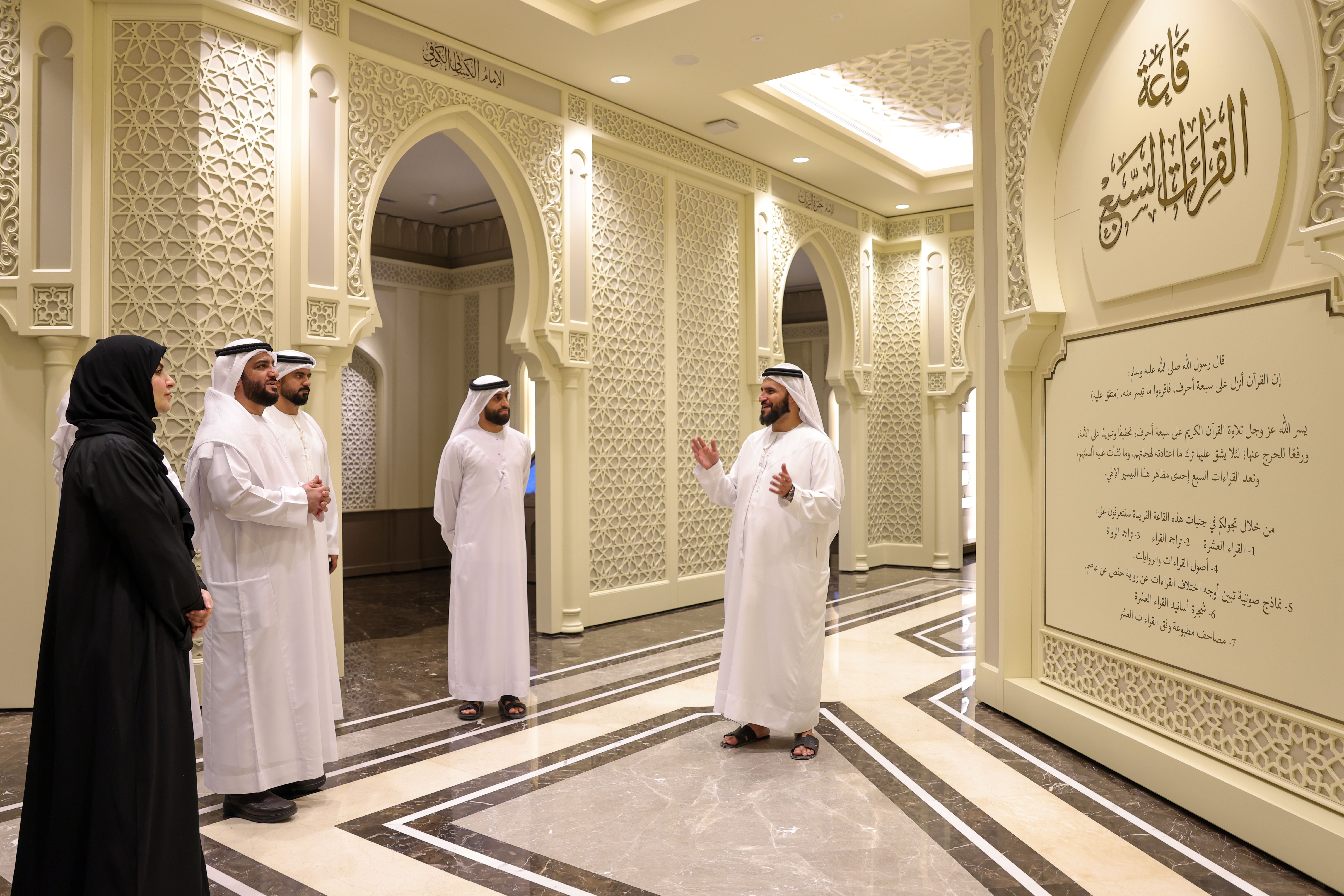اطلع وفد من جائزة الإمارات الدولية للقرآن الكريم، برئاسة سعادة مبارك أحمد الحوسني، مدير مكتب الجائزة، وعدد من المسؤولين على تجربة المجمع في خدمة كتاب الله.