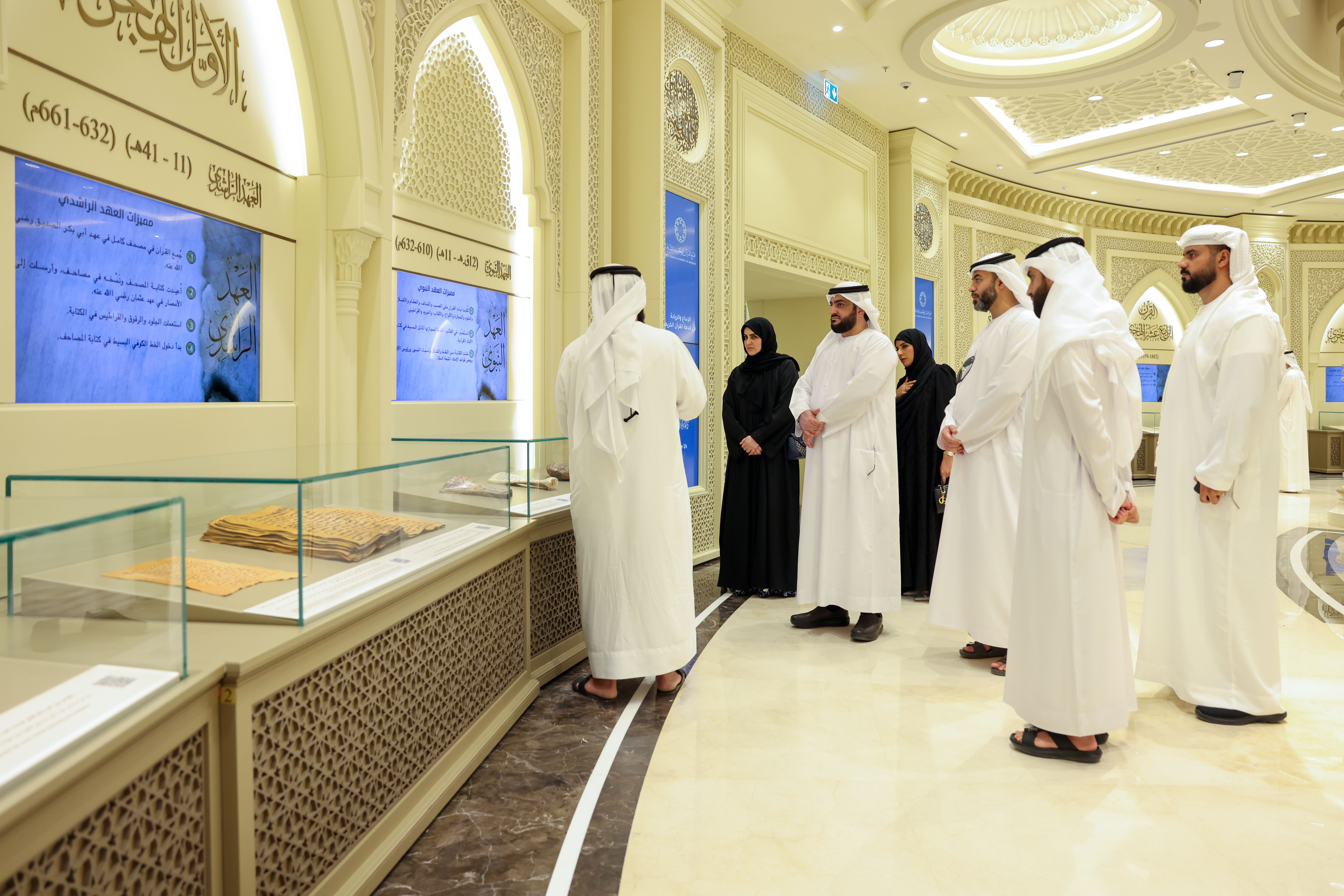 اطلع وفد من جائزة الإمارات الدولية للقرآن الكريم، برئاسة سعادة مبارك أحمد الحوسني، مدير مكتب الجائزة، وعدد من المسؤولين على تجربة المجمع في خدمة كتاب الله.