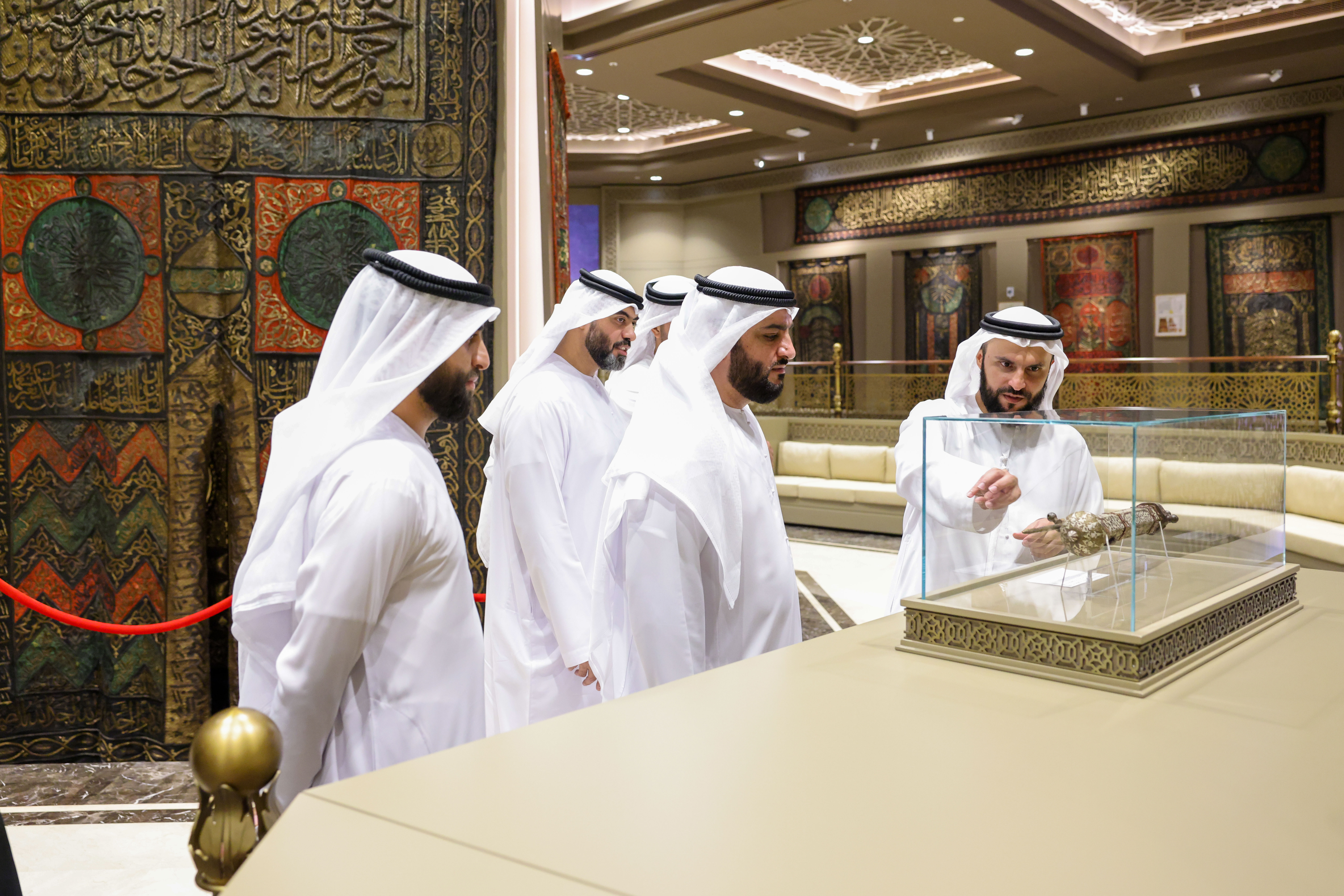 اطلع وفد من جائزة الإمارات الدولية للقرآن الكريم، برئاسة سعادة مبارك أحمد الحوسني، مدير مكتب الجائزة، وعدد من المسؤولين على تجربة المجمع في خدمة كتاب الله.