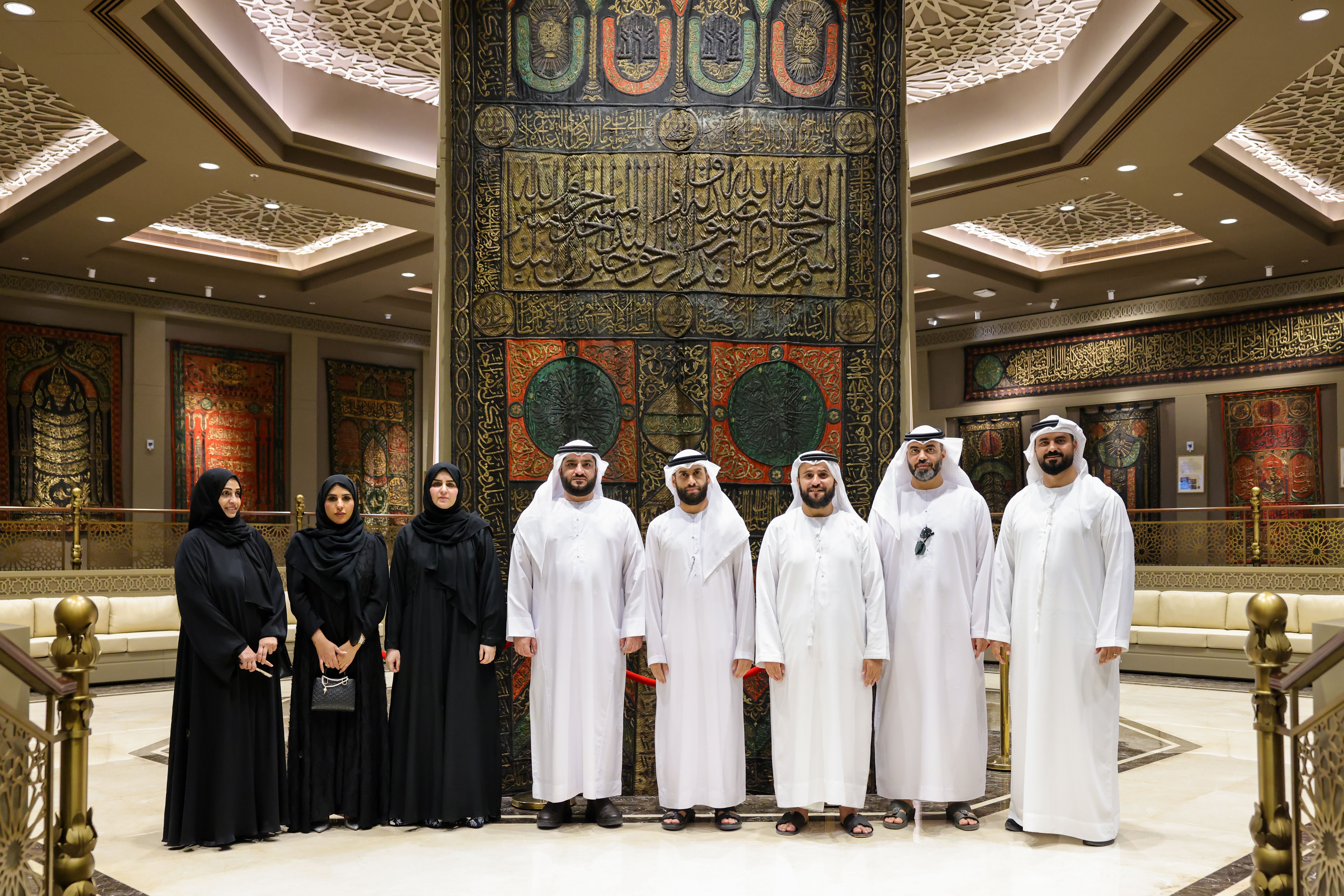 اطلع وفد من جائزة الإمارات الدولية للقرآن الكريم، برئاسة سعادة مبارك أحمد الحوسني، مدير مكتب الجائزة، وعدد من المسؤولين على تجربة المجمع في خدمة كتاب الله.