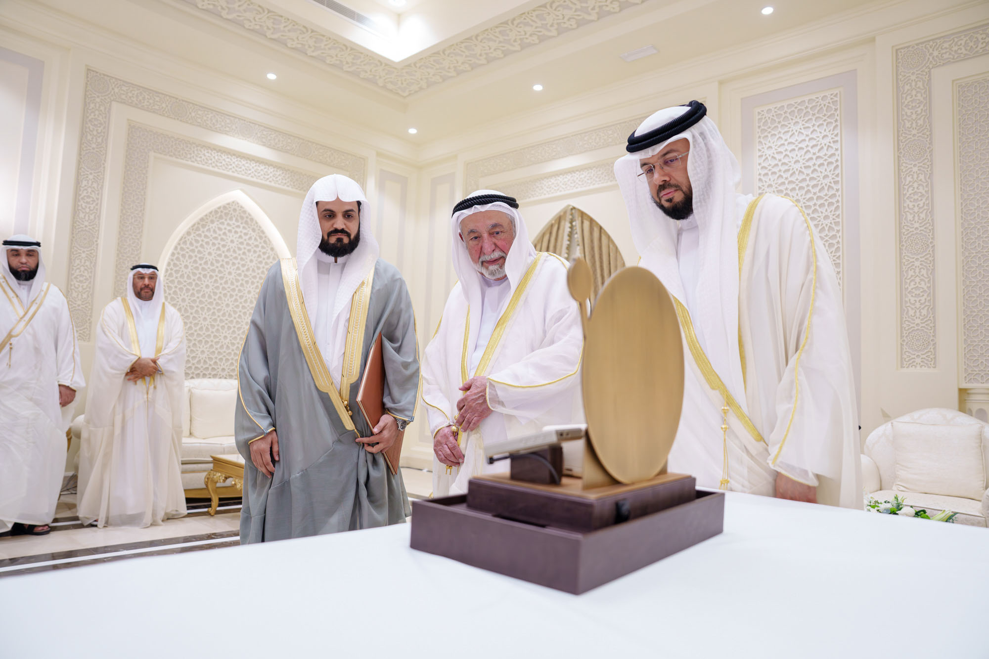 حاكم الشارقة يطلق المصحف المرتل للقارئ رعد الكردي