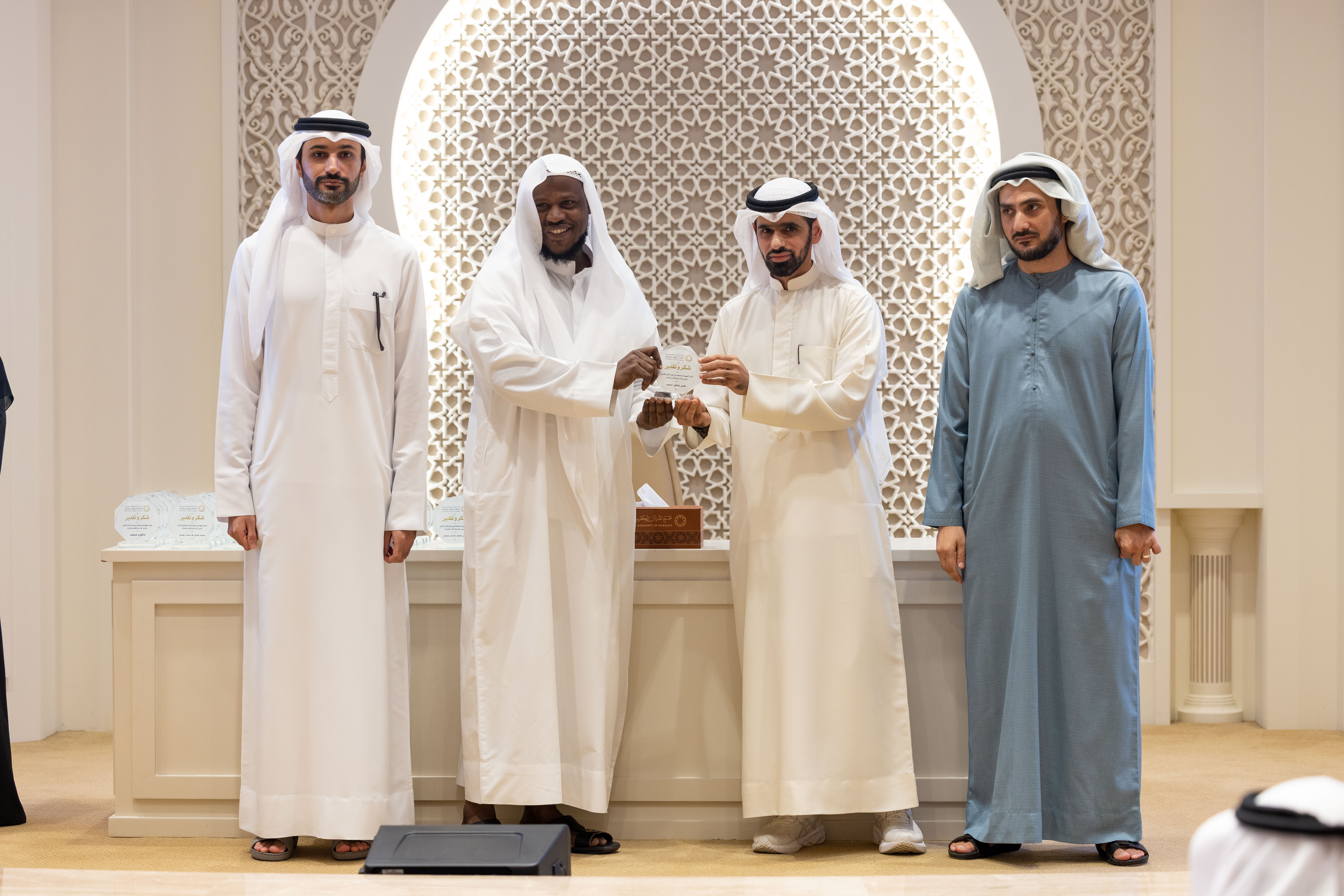 ⁨ احتفى مجمع القرآن الكريم بالشارقة بمقرئيه، بمناسبة اليوم العالمي للمعلم،