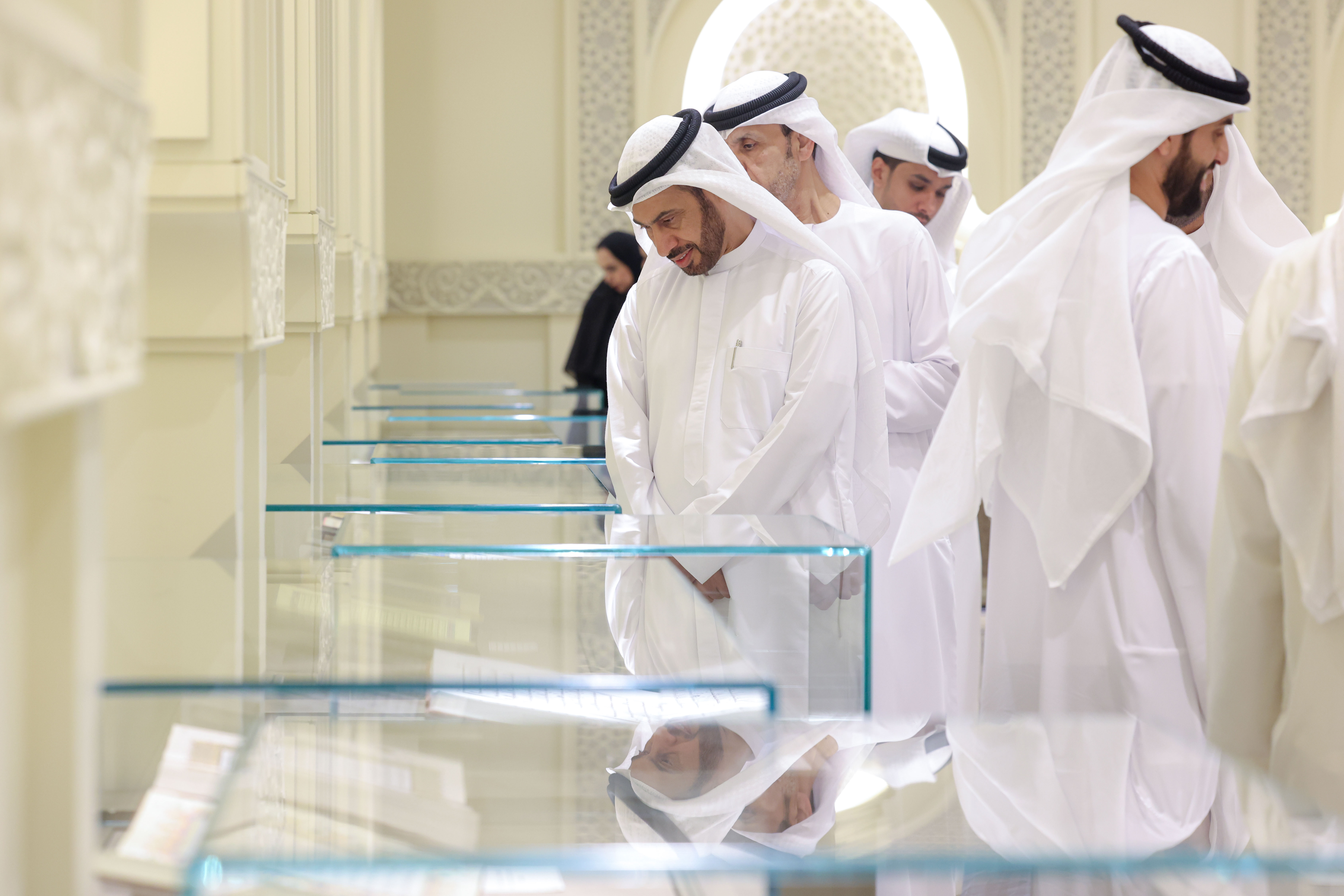 وفد مجلس القضاء يزور متاحف مجمع القرآن الكريم