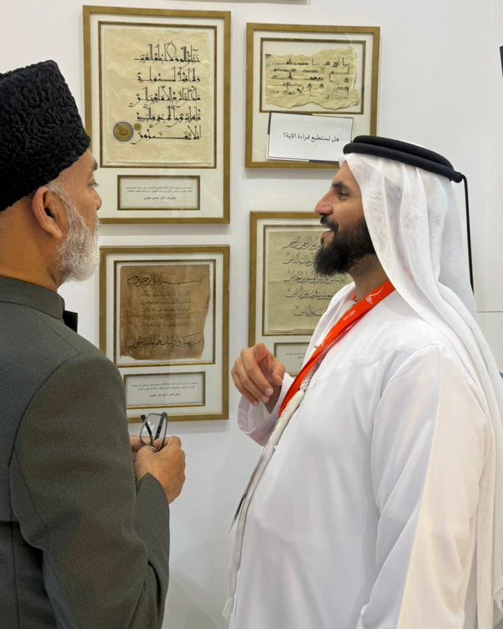 رئيس جامعة مليبار يطلع على جناح المجمع في معرض الشارقة للكتاب