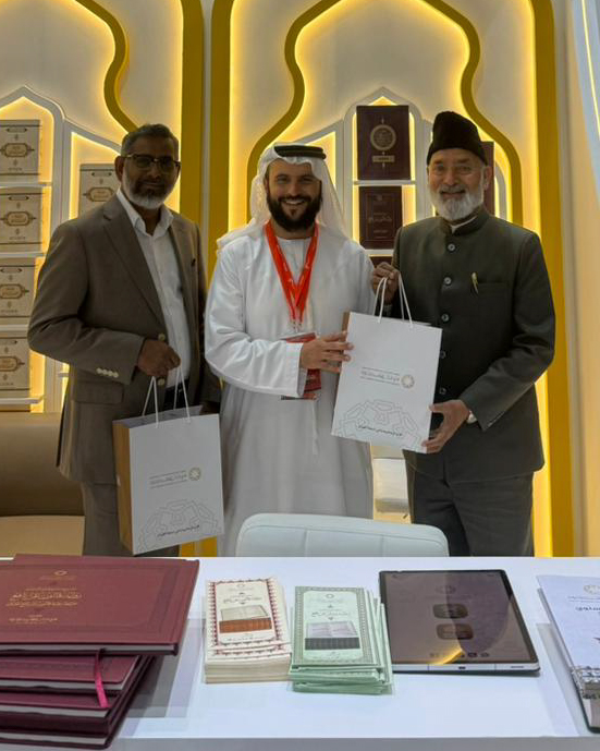 رئيس جامعة مليبار يطلع على جناح المجمع في معرض الشارقة للكتاب
