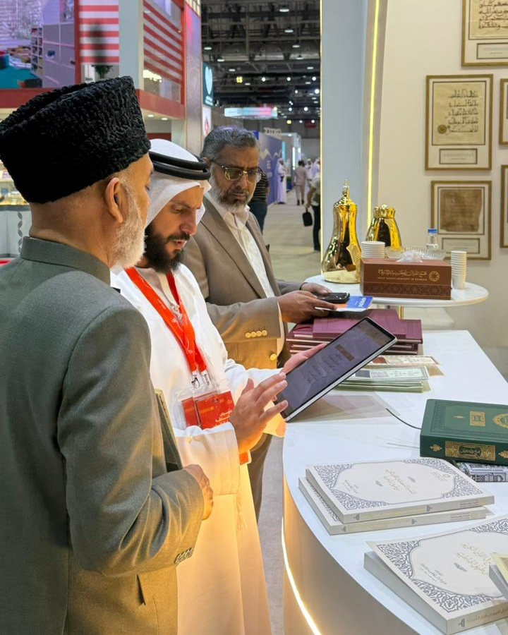 رئيس جامعة مليبار يطلع على جناح المجمع في معرض الشارقة للكتاب