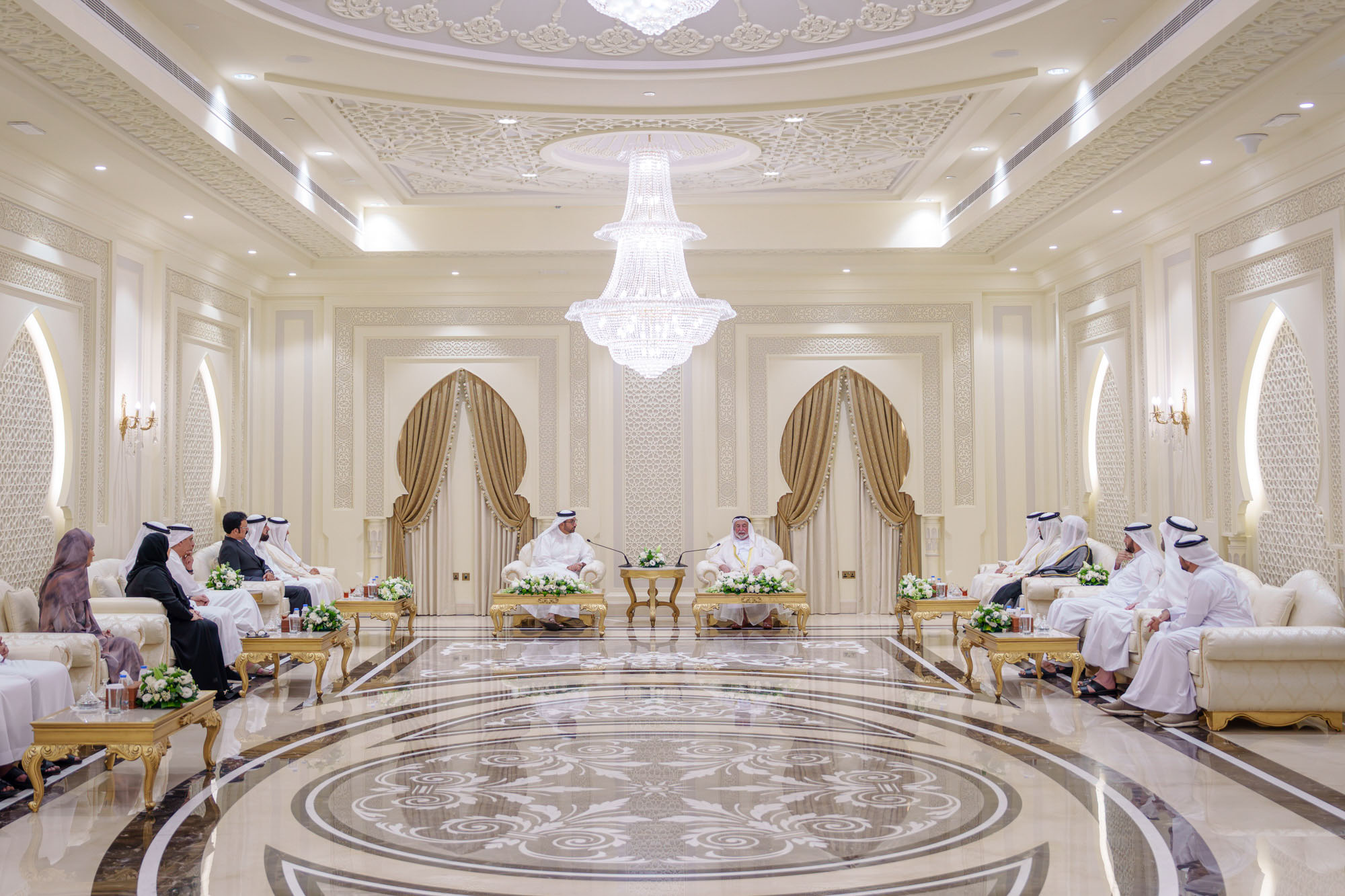 حاكم الشارقة يستقبل وفد مصرف الإمارات الإسلامي