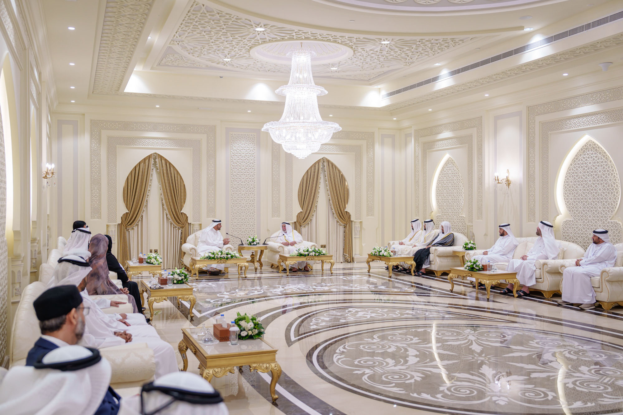 حاكم الشارقة يستقبل وفد مصرف الإمارات الإسلامي