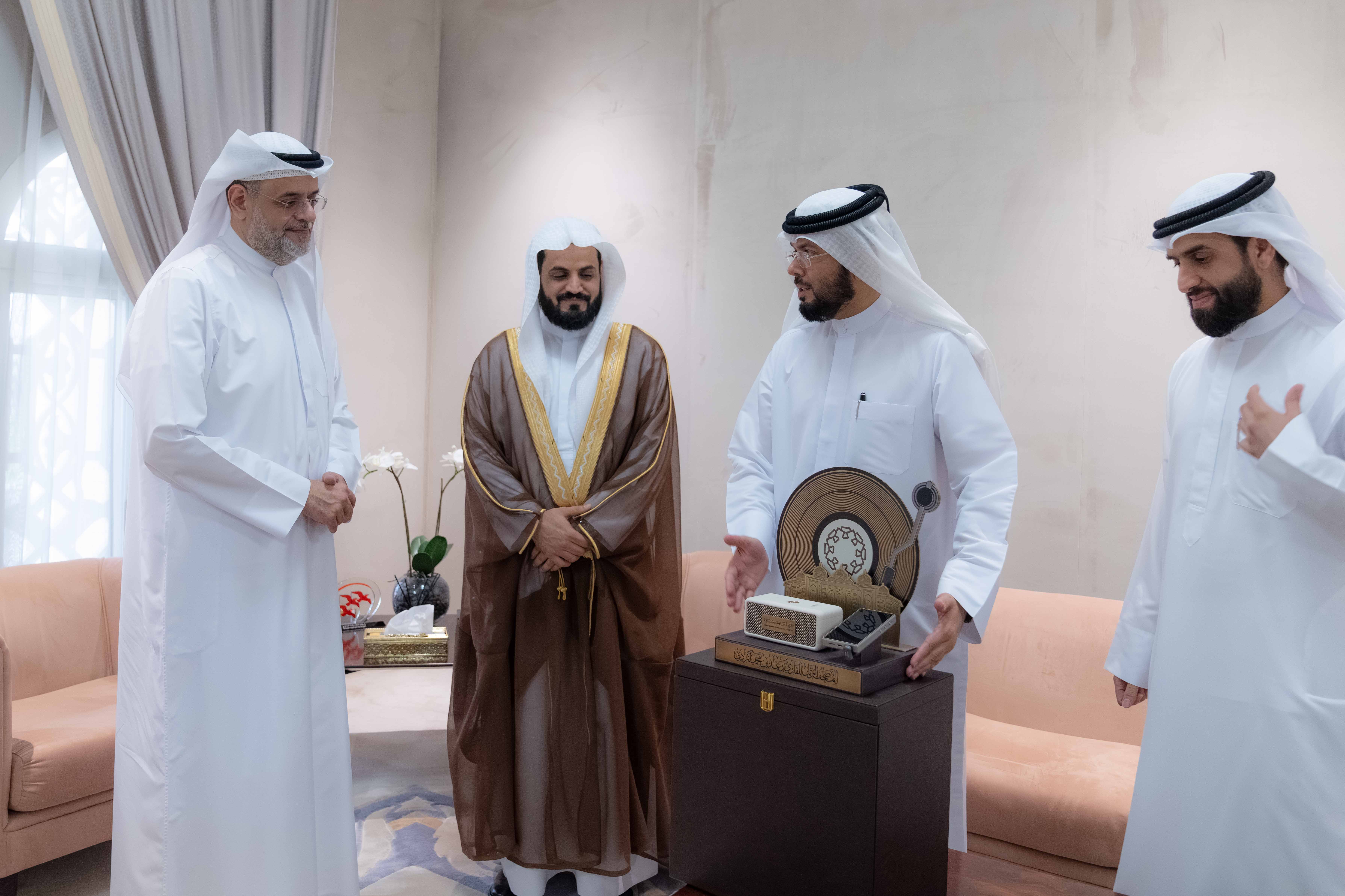 ولي عهد الشارقة يستقبل القارئ رعد الكردي