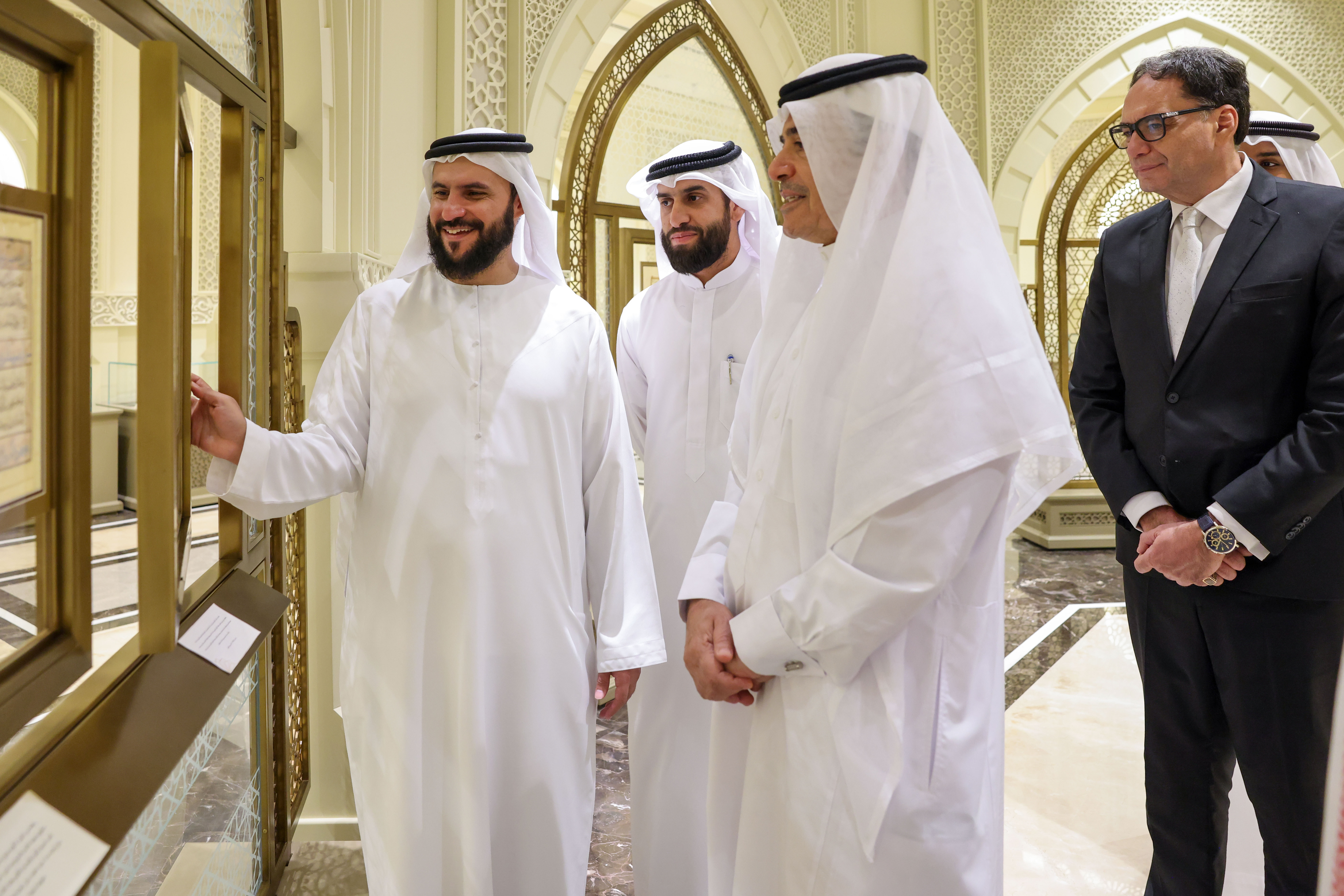 بحث مجمع القرآن الكريم في الشارقة ومنظمة العالم الإسلامي للتربية والعلوم والثقافة "الإيسيسكو" فرص التعاون