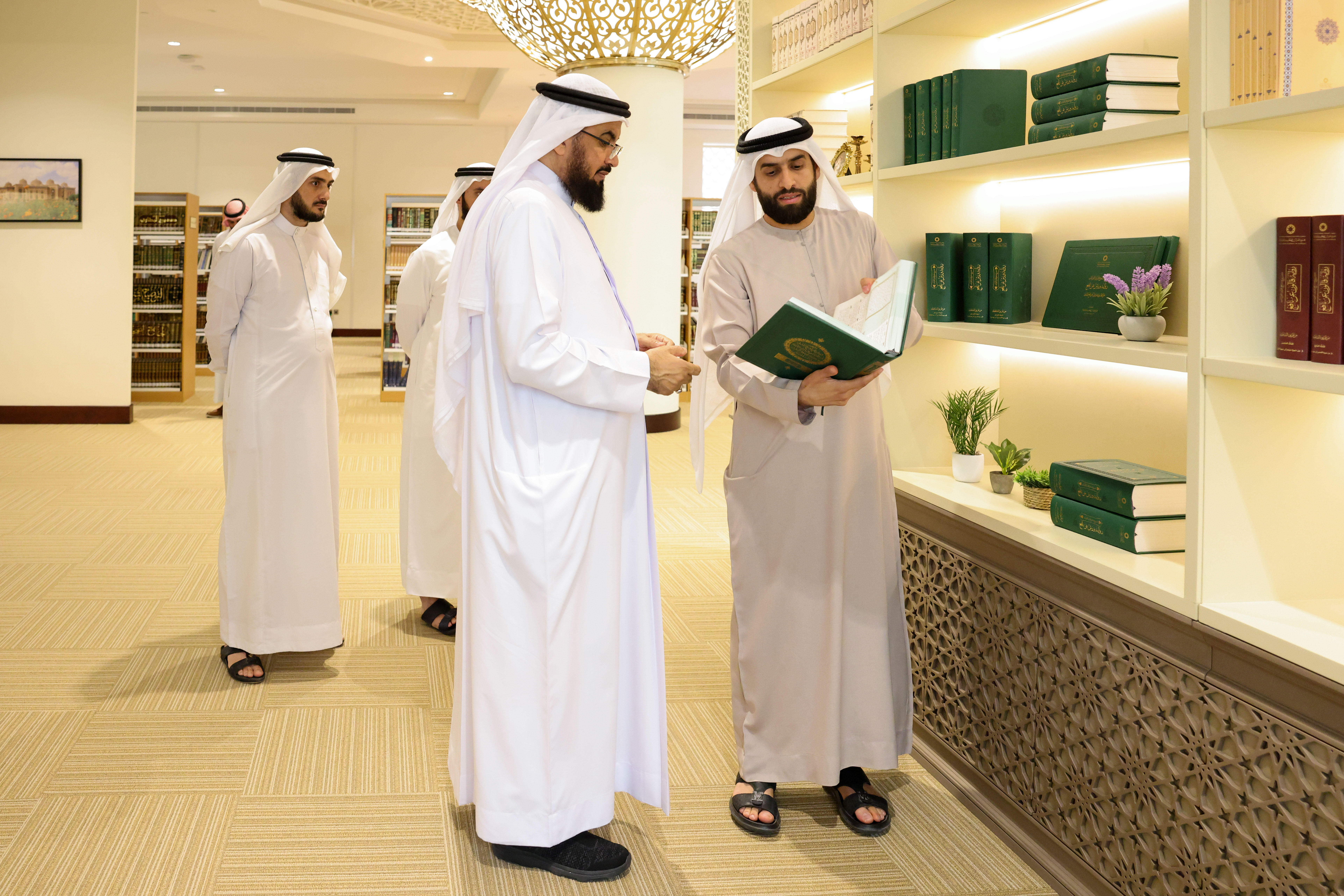 زار سعادة الدكتور راشد محمد الهاجري، رئيس مجلس الأوقاف في مملكة البحرين، مجمع القرآن الكريم بالشارقة