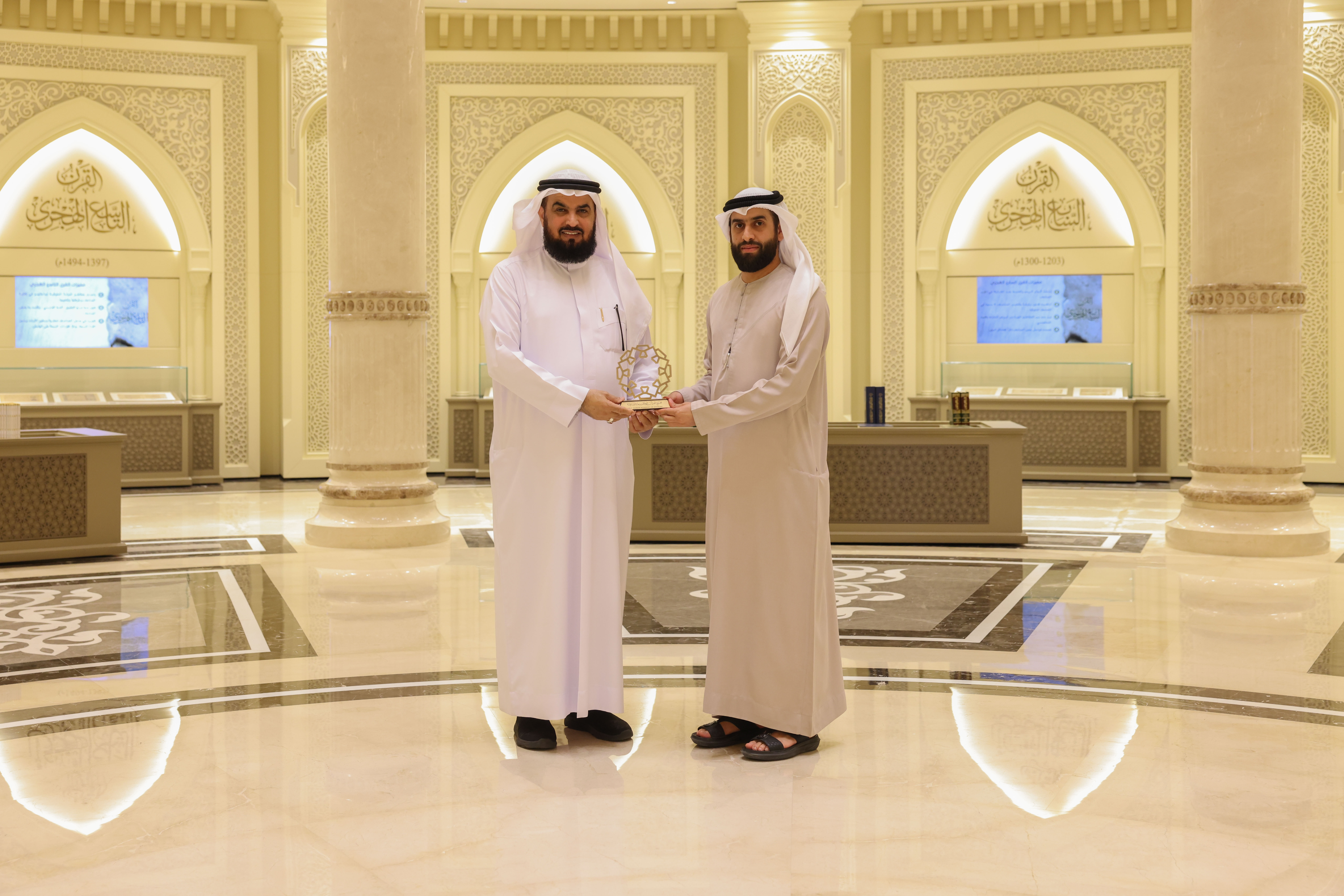 زار سعادة الدكتور راشد محمد الهاجري، رئيس مجلس الأوقاف في مملكة البحرين، مجمع القرآن الكريم بالشارقة