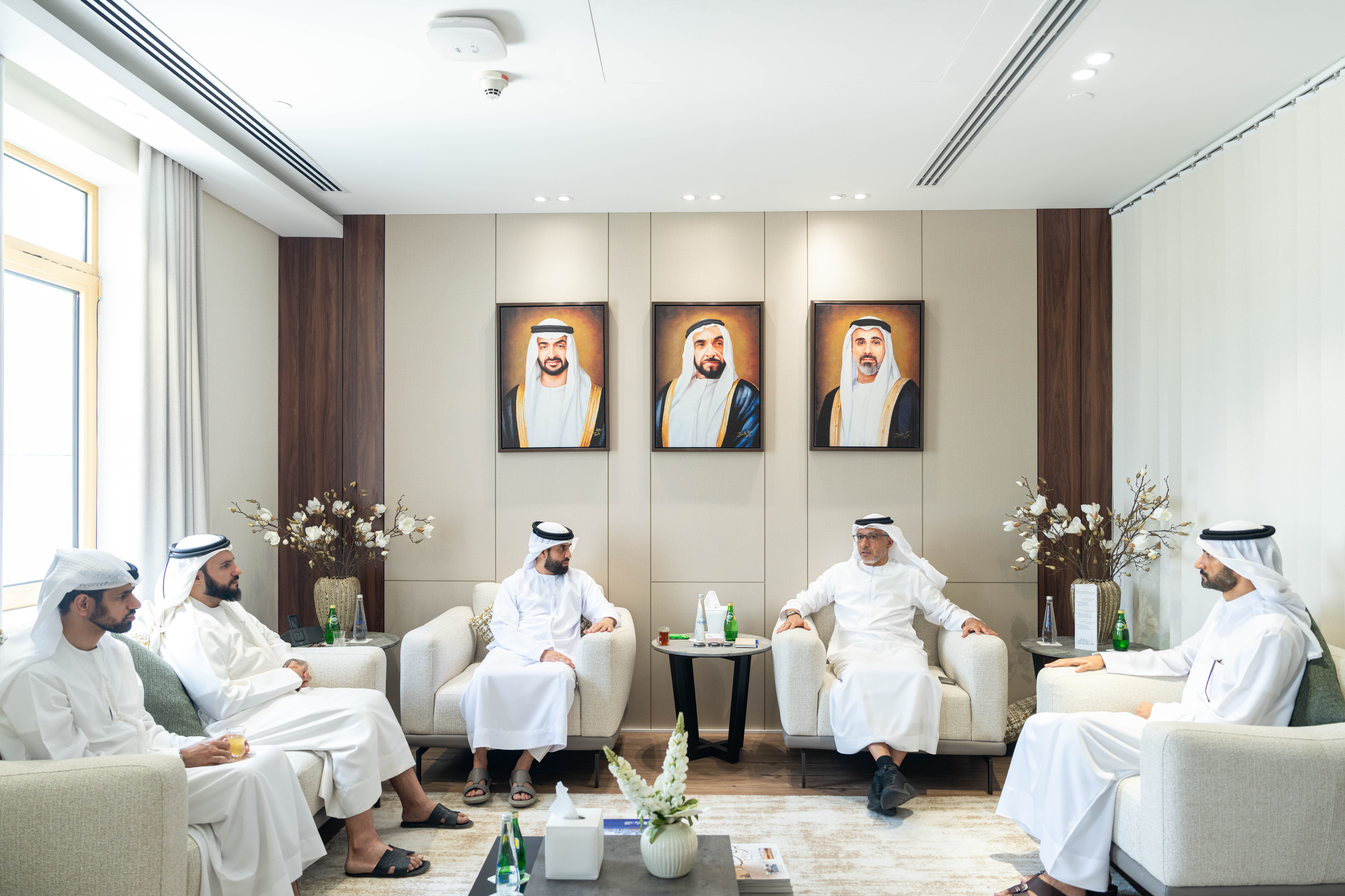بحث مجمع القرآن الكريم بالشارقة تعزيز التعاون وتبادل الخبرات مع مركز جامع الشيخ زايد الكبير،