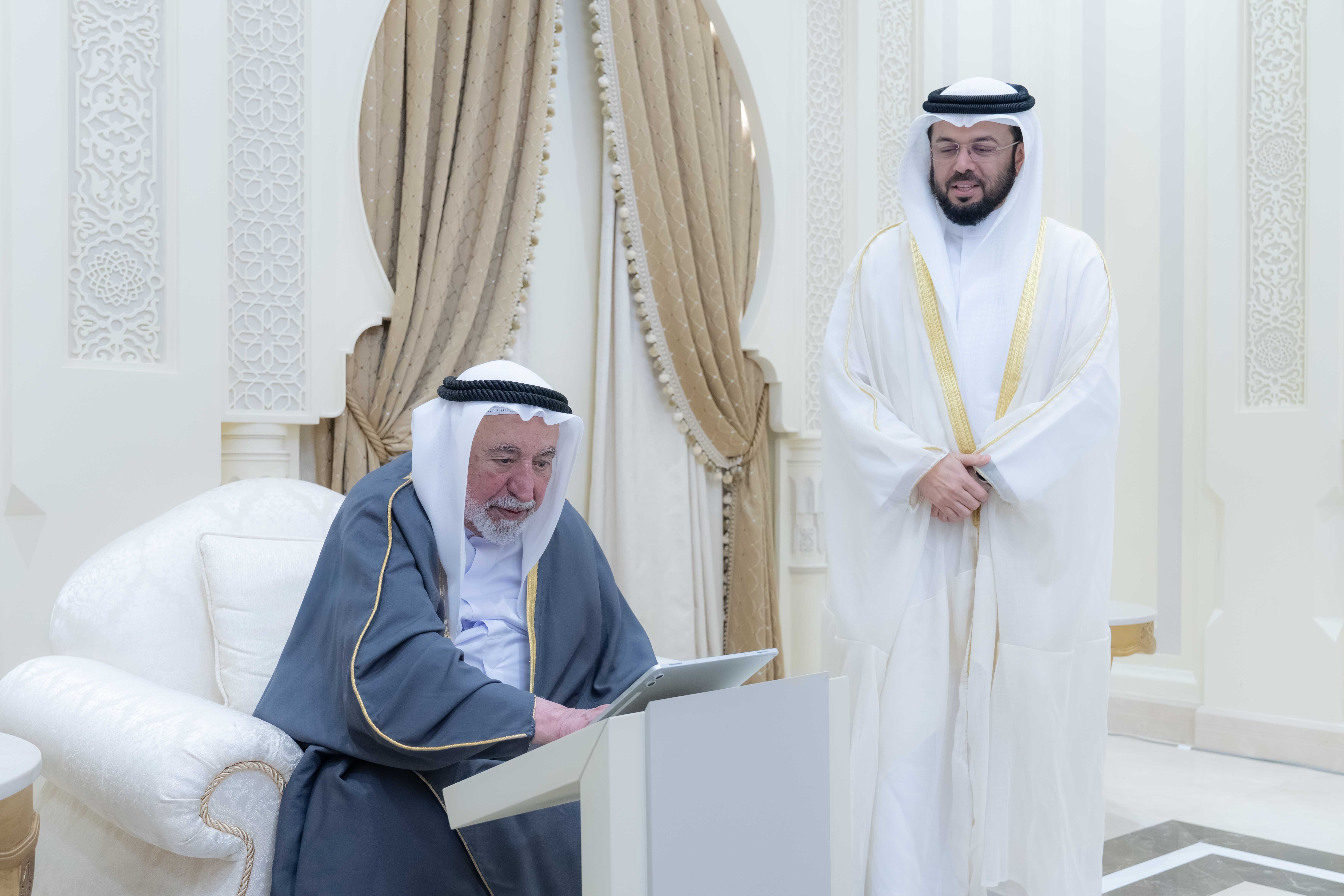 حاكم الشارقة يستقبل أبناء القارئ عبدالباسط عبدالصمد ويطلق التطبيق الإلكتروني "المعين"