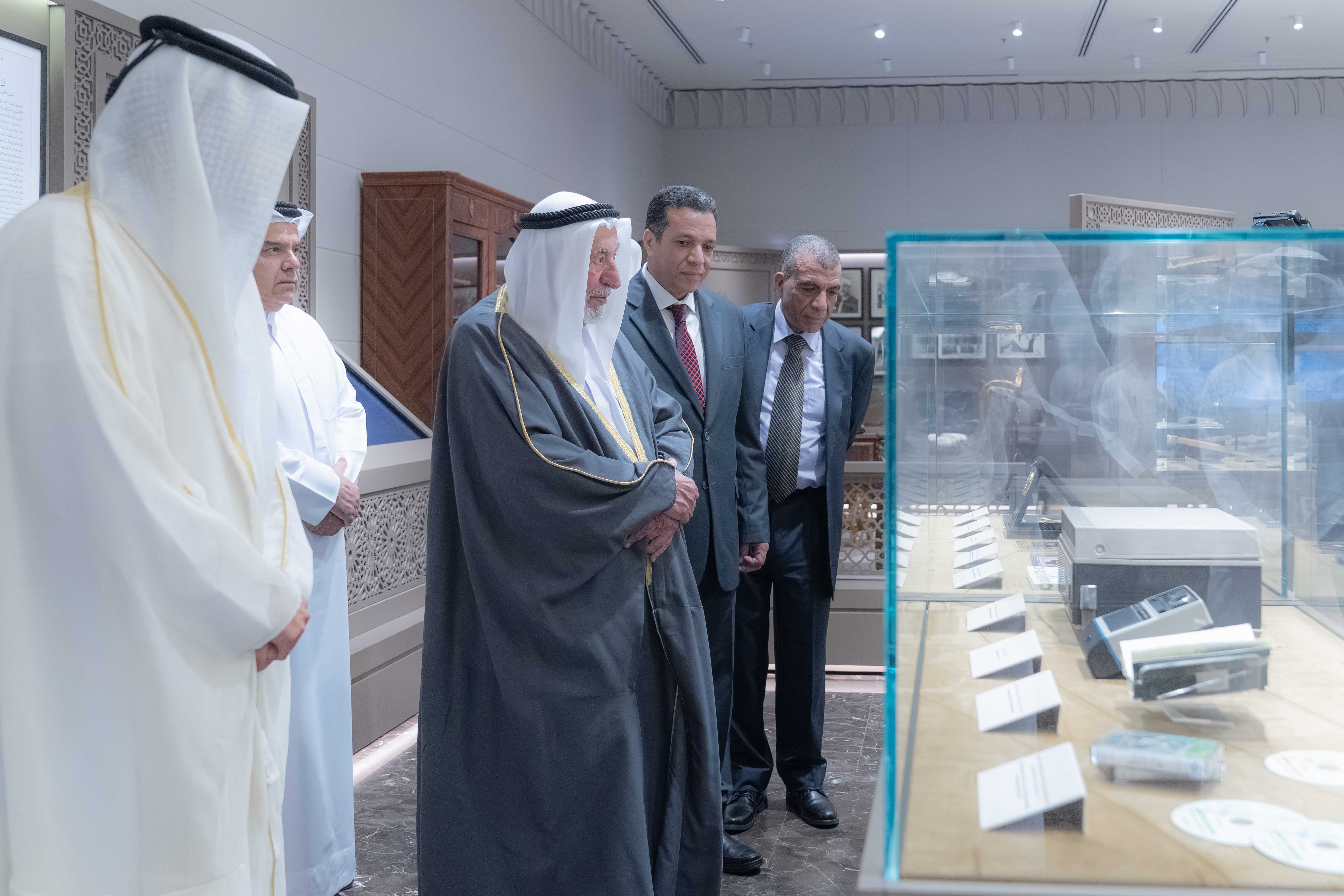 حاكم الشارقة يستقبل أبناء القارئ عبدالباسط عبدالصمد ويطلق التطبيق الإلكتروني "المعين"