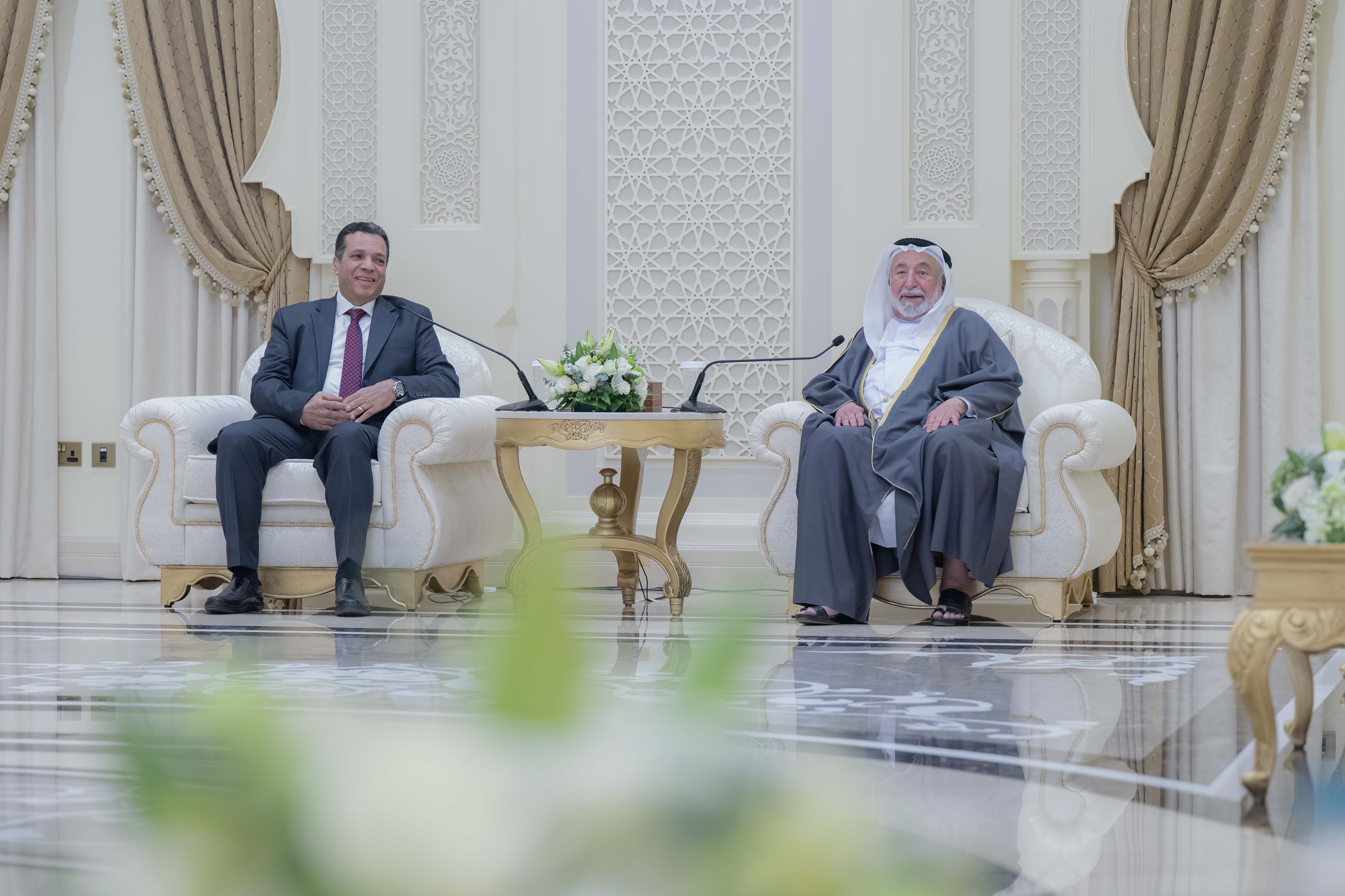 حاكم الشارقة يستقبل أبناء القارئ عبدالباسط عبدالصمد ويطلق التطبيق الإلكتروني "المعين"