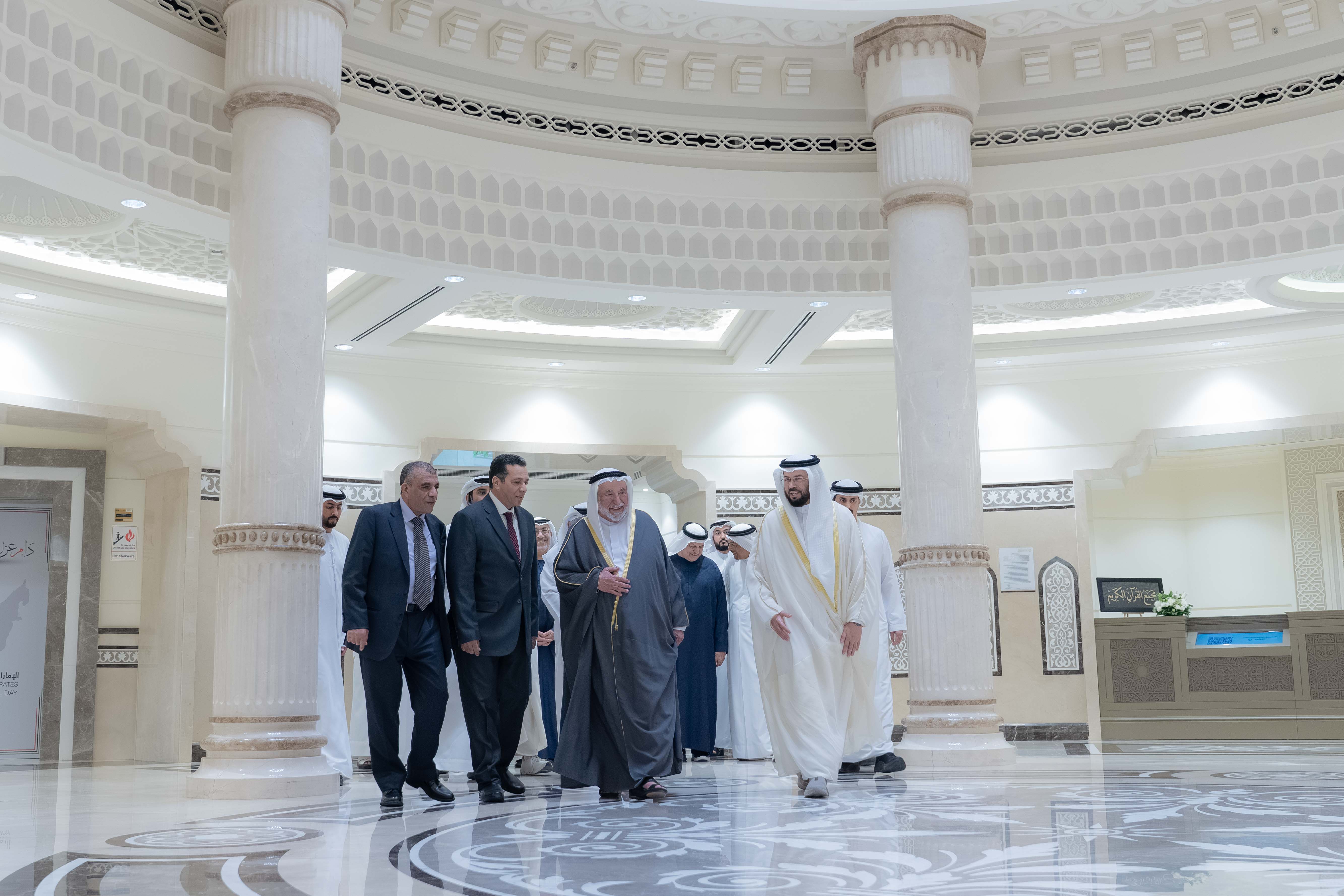 حاكم الشارقة يستقبل أبناء القارئ عبدالباسط عبدالصمد ويطلق التطبيق الإلكتروني "المعين"