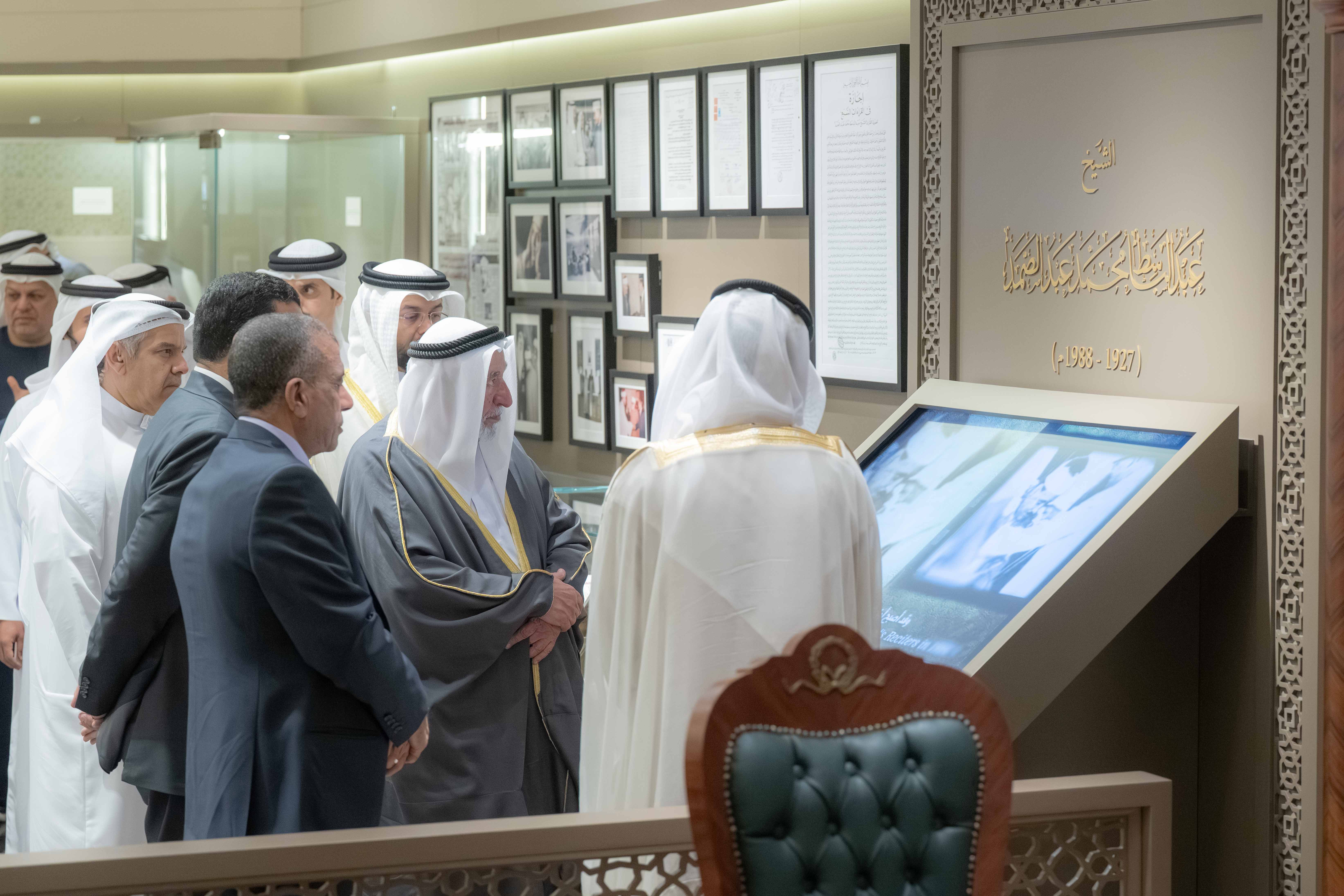 حاكم الشارقة يستقبل أبناء القارئ عبدالباسط عبدالصمد ويطلق التطبيق الإلكتروني "المعين"